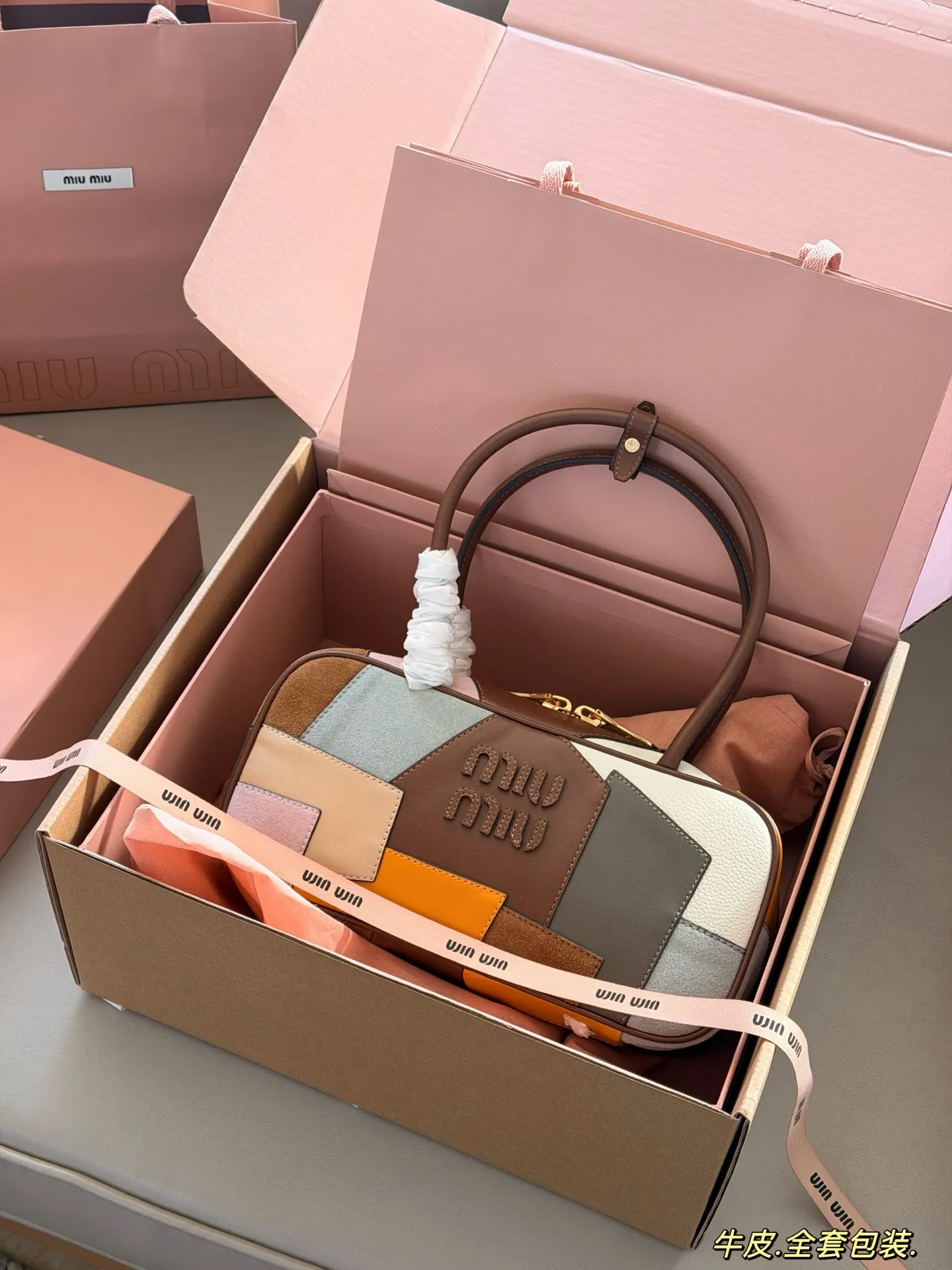 💰320 配盒 size:28*15cm miumiu保龄球/公文包 Miu又来抢钱了新款腋下公文包 来咯 ! 背起来都很nice 哦 可手拎也可斜挎! 出场就是miumiu小公主!