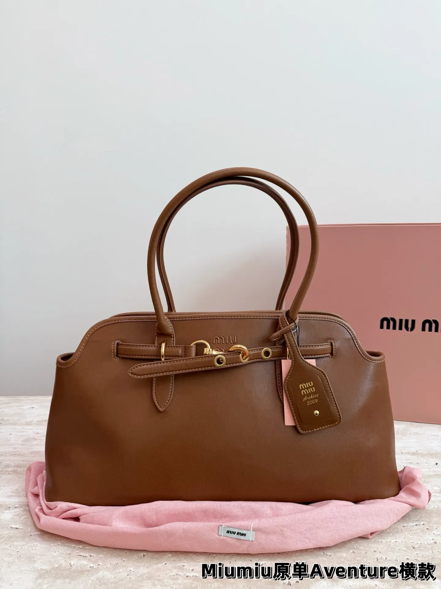 P240 miumiu复古Aventure系列贝壳包 Aventure系列贝壳手提/斜挎包.上线啦! 24ss最流行款式,做旧褪色感的皮革颜色与质地,配上金属皮带搭扣高级又复古,采用小牛皮制作的包身设计精致,方正复古的造型 手提腋下斜挎包随意切换! 优雅通勤超好穿快快加入miu女孩吧! 尺寸:超大号46*23cm复古包#牛皮包包