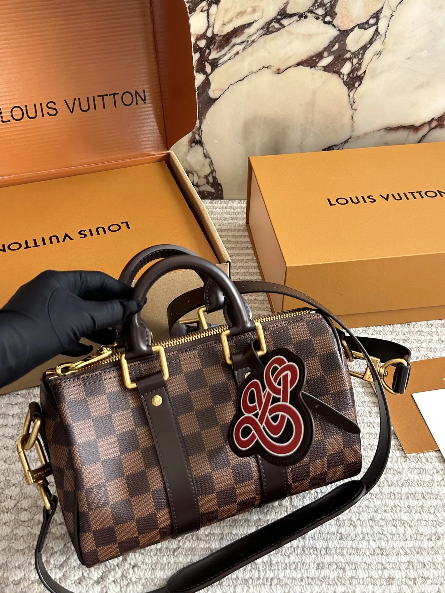 &yen;220 Lv X Nigo Keepall xs 21 枕头包 手袋是一款理想的都市手袋。 标志性的造型与经典的 Monogram 帆布，加之多种携带方式和奢华的天然牛皮饰边为该包平添一份时尚前卫之感。尺寸：25 14cm全套礼盒