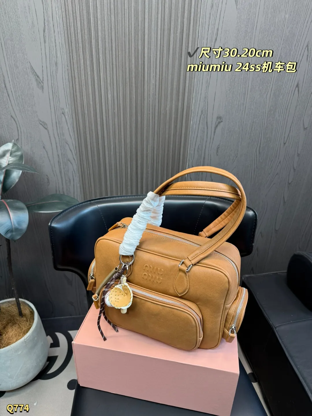 💰190 配折叠盒 尺寸:30.20 cm 缪缪 MIUMIU今年最特别款式机车包.斜挎包-皮质柔软,棉质缎面衬里,多口袋设计模糊功能与装饰界限,个性鲜明,能驾驭各种风格,可甜可盐,容量可光,各大明星时尚搏主几乎人手一个