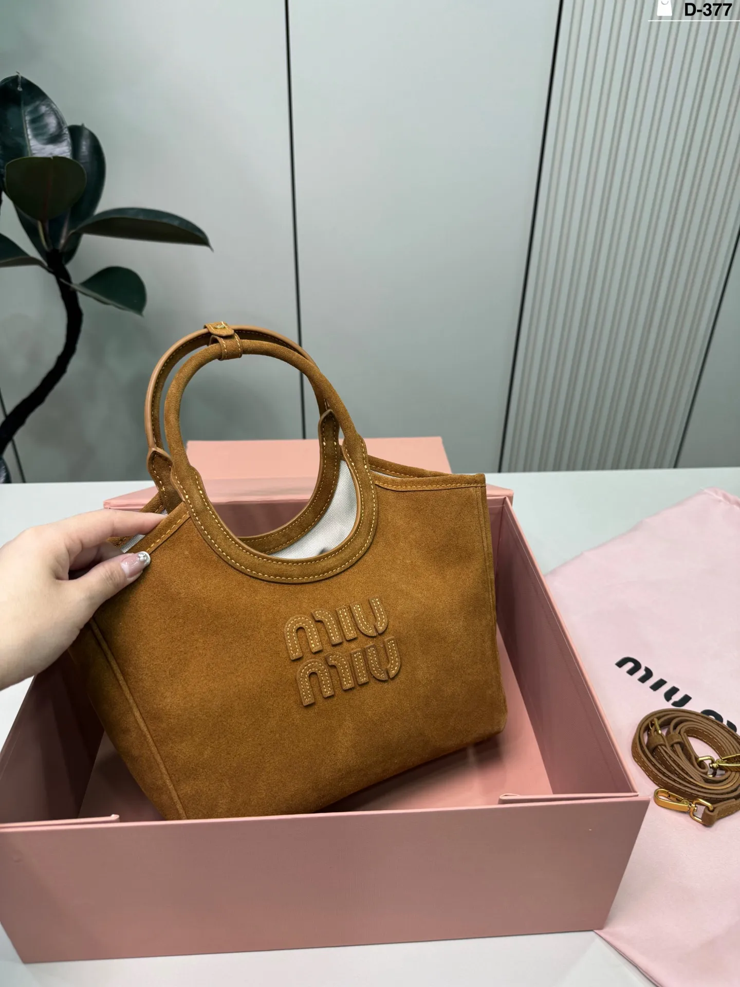 💰p165 D-377尺寸22×18折叠盒 Miu Miu Ivy手袋, 简约复古风满满! 通勤休闲都能搭。 秋冬穿搭必备,轻松提升造型感。尺寸适中,实用又时髦,是Miu Miu热门单品,时髦精们都在入手!