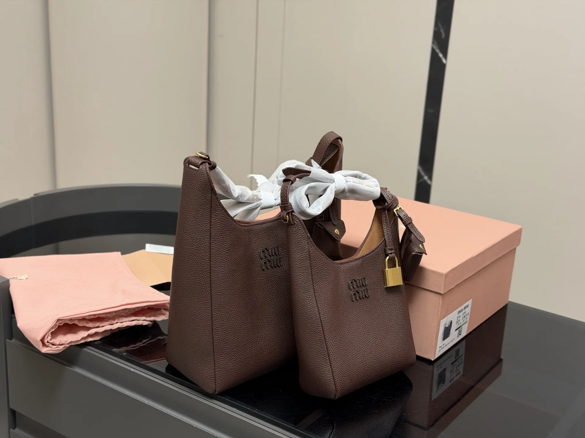 ¥210 ¥230 配盒 size:16.23cm 23.30cm miumiu新款斜挎机车包! 首发! 福音种草了哦 超级松弛感的一款包包肩带长度可以调节哦!