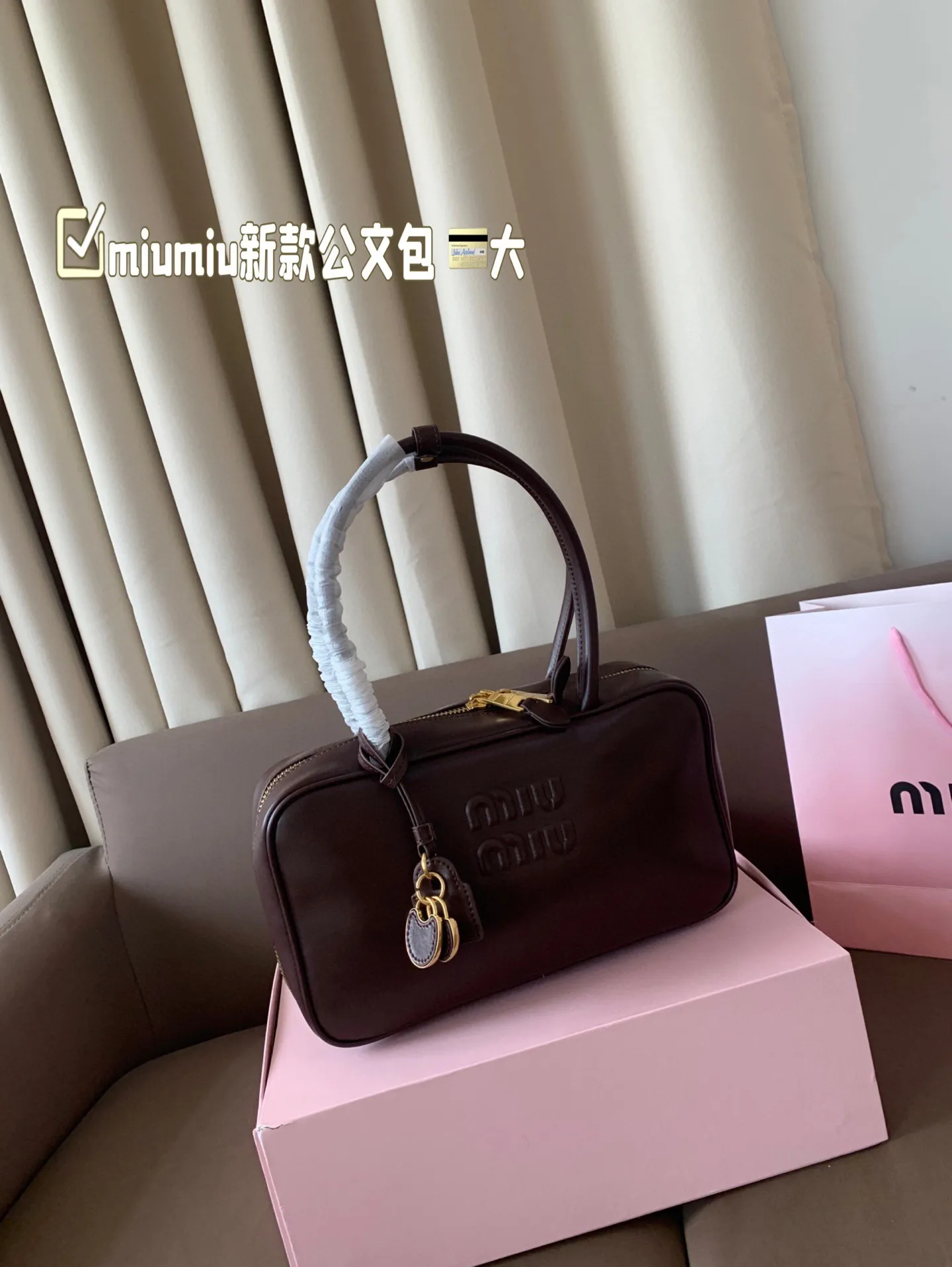 大P260 miumiu新款公文包 今年的风刮的太猛了 老多爆款了！ 这款的版型太受欢迎！ #miumiu 这一季不管是单肩包 #miumiu包 还是托特包都超级可爱！ 尺寸 大29*17