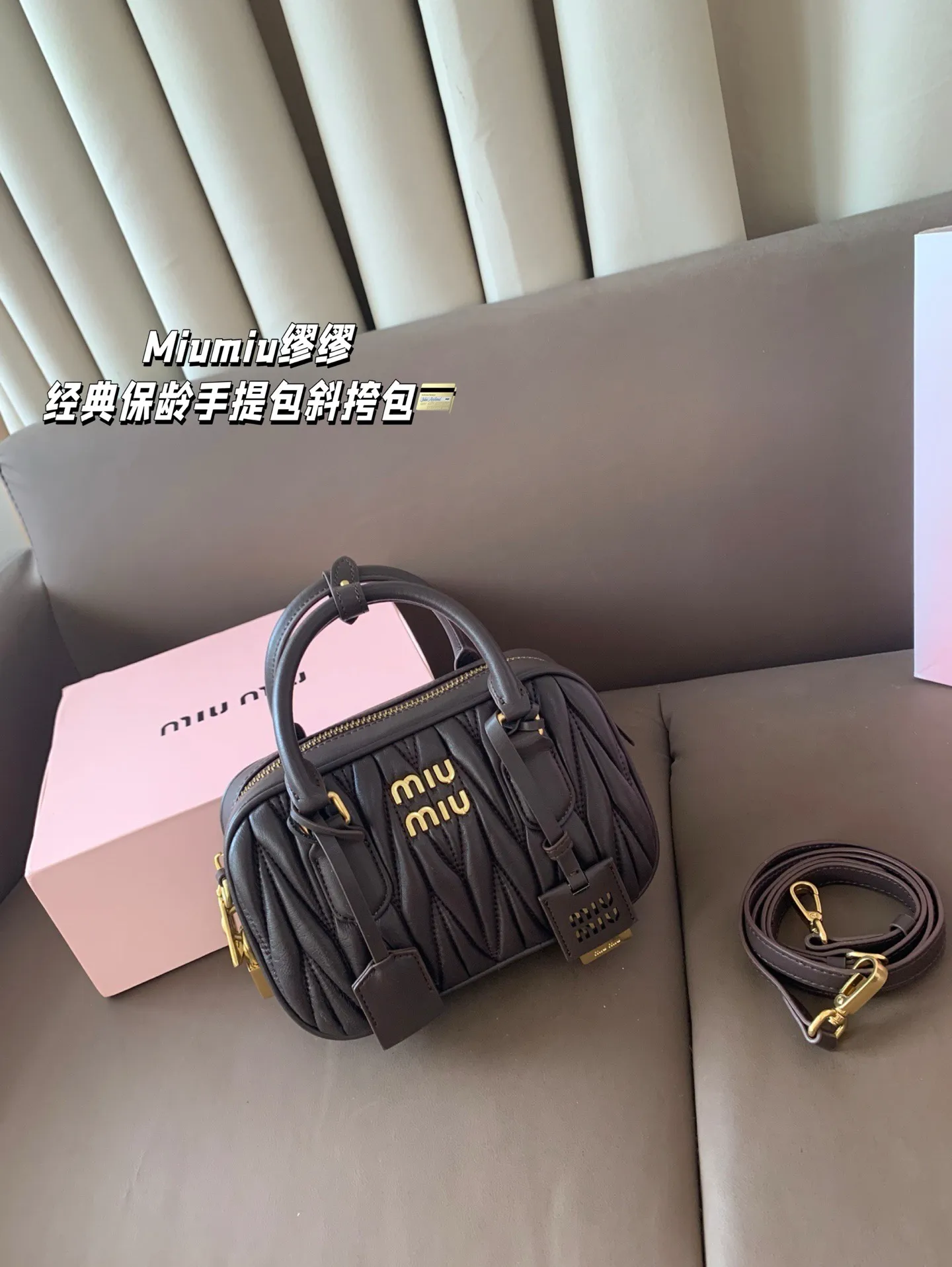 P240 Miumiu缪缪 经典保龄球褶皱手提包斜挎包 尺寸21*14 礼盒包装🎁