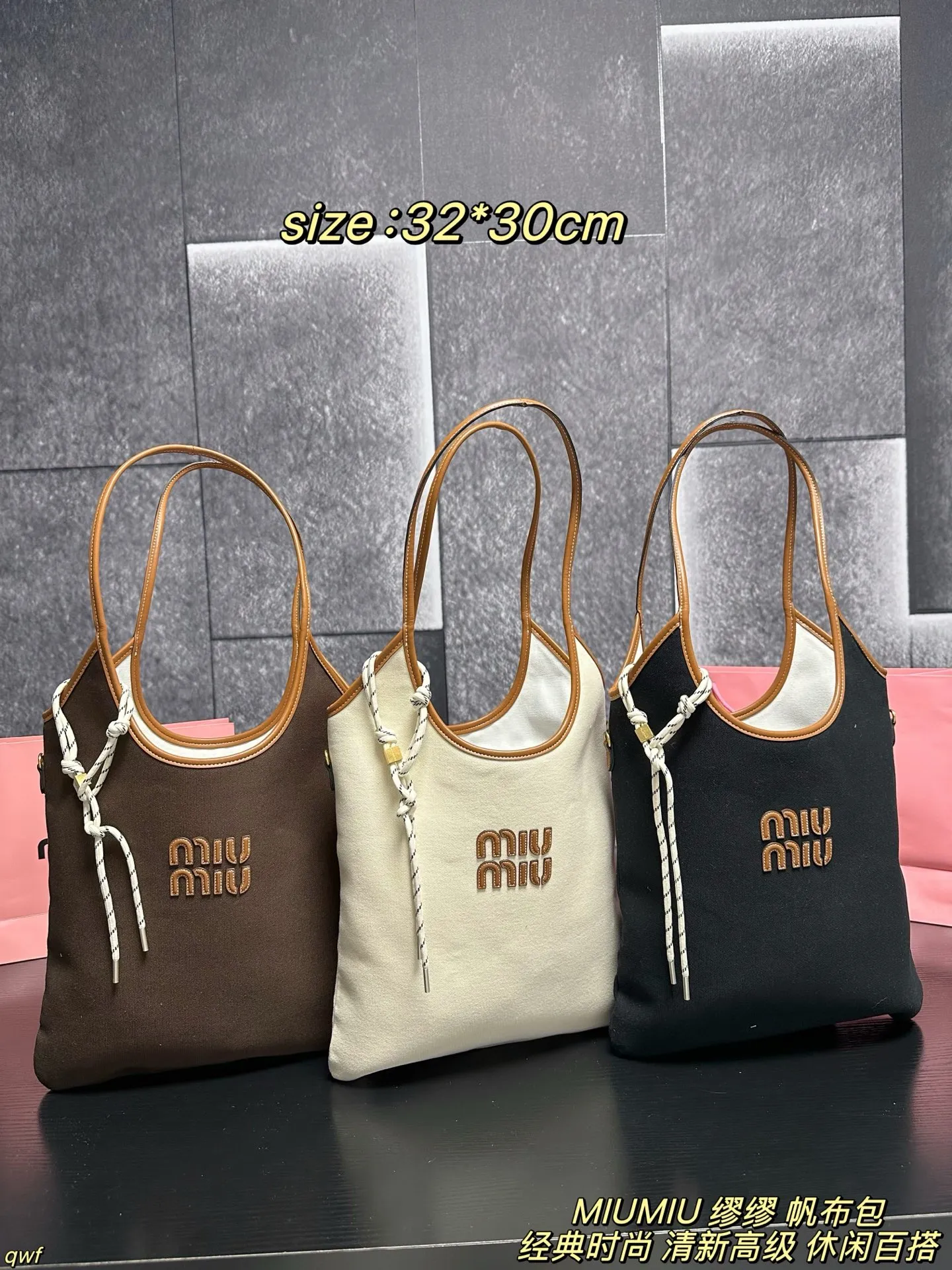 P155配盒 MIUMIU 缪缪 帆布包 Miumiu IVY帆布~是谁的包啊!也太好看了吧 一直的断货款,帆布材质搭配棕色皮质轮廓、自然色的帆布自带文艺风,再搭配miumiu 字母logo,整个包包尽显清新高级,非常轻盈 上身日常携带休闲百塔,日常出行容量也刚刚好 尺寸:32*30cm