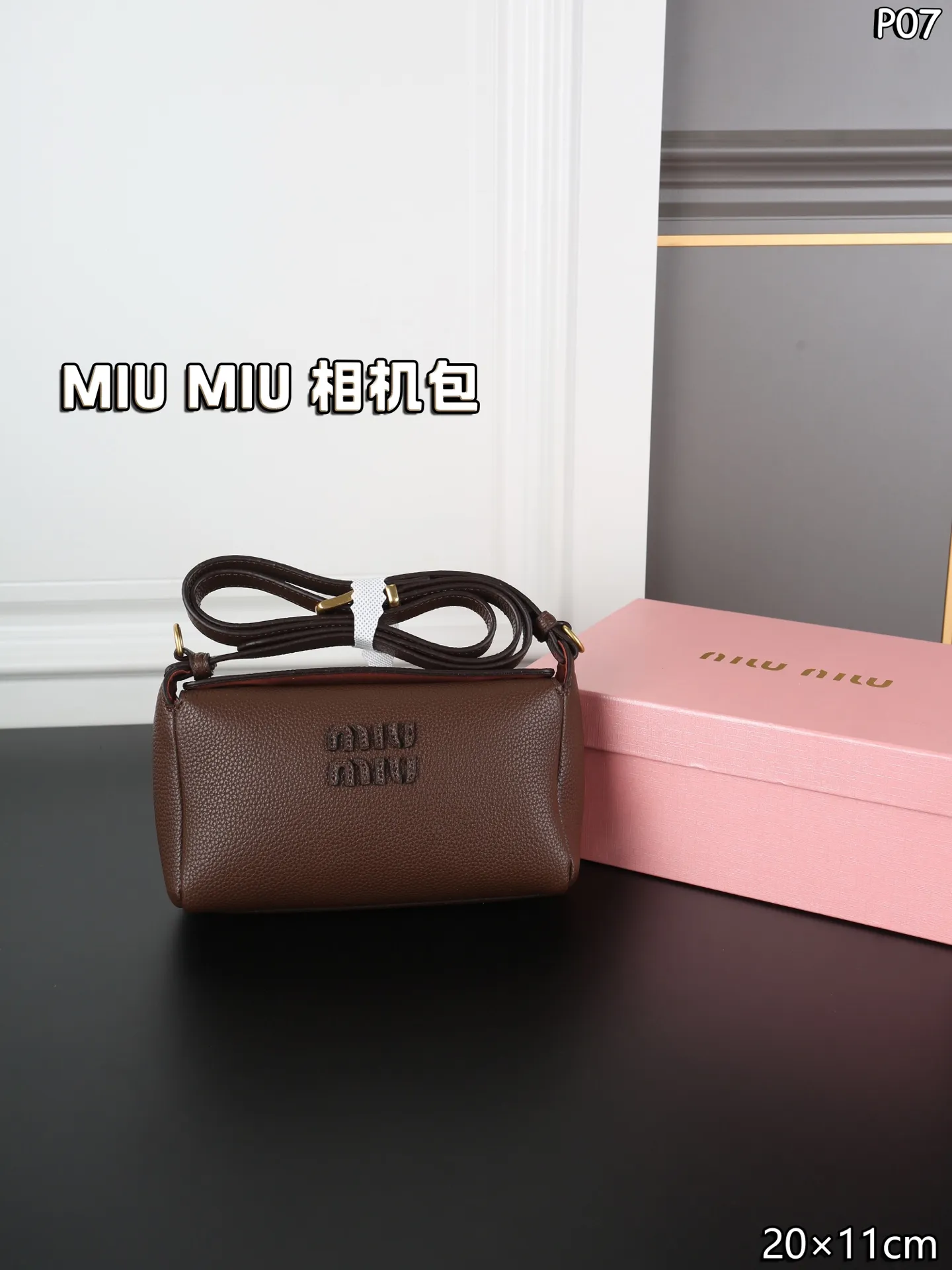 P145 天地盖 MIU MIU缪缪 相机包 斜挎单肩包 Miumiu相机包太可爱啦！荔枝纹小牛皮，手感好柔软太适合秋冬了[赞R] 方形设计简约低调又高级～ 日常手机 粉饼 钥匙.. 都能收纳～ 肩带可随意调节，时髦感十足～ 尺寸：20&times;11