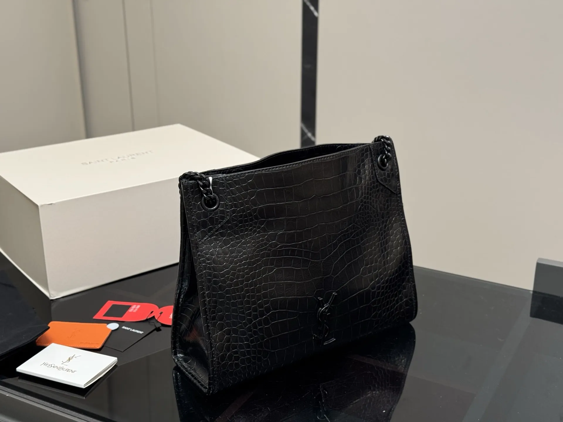 ¥200 配全套包装 size:32*27 圣罗兰的托特包 抓皱油蜡牛皮 niki shopping bag 很不一样杨树林 niki和这款托特确实是别出心裁的设计有种莫名其妙的时髦