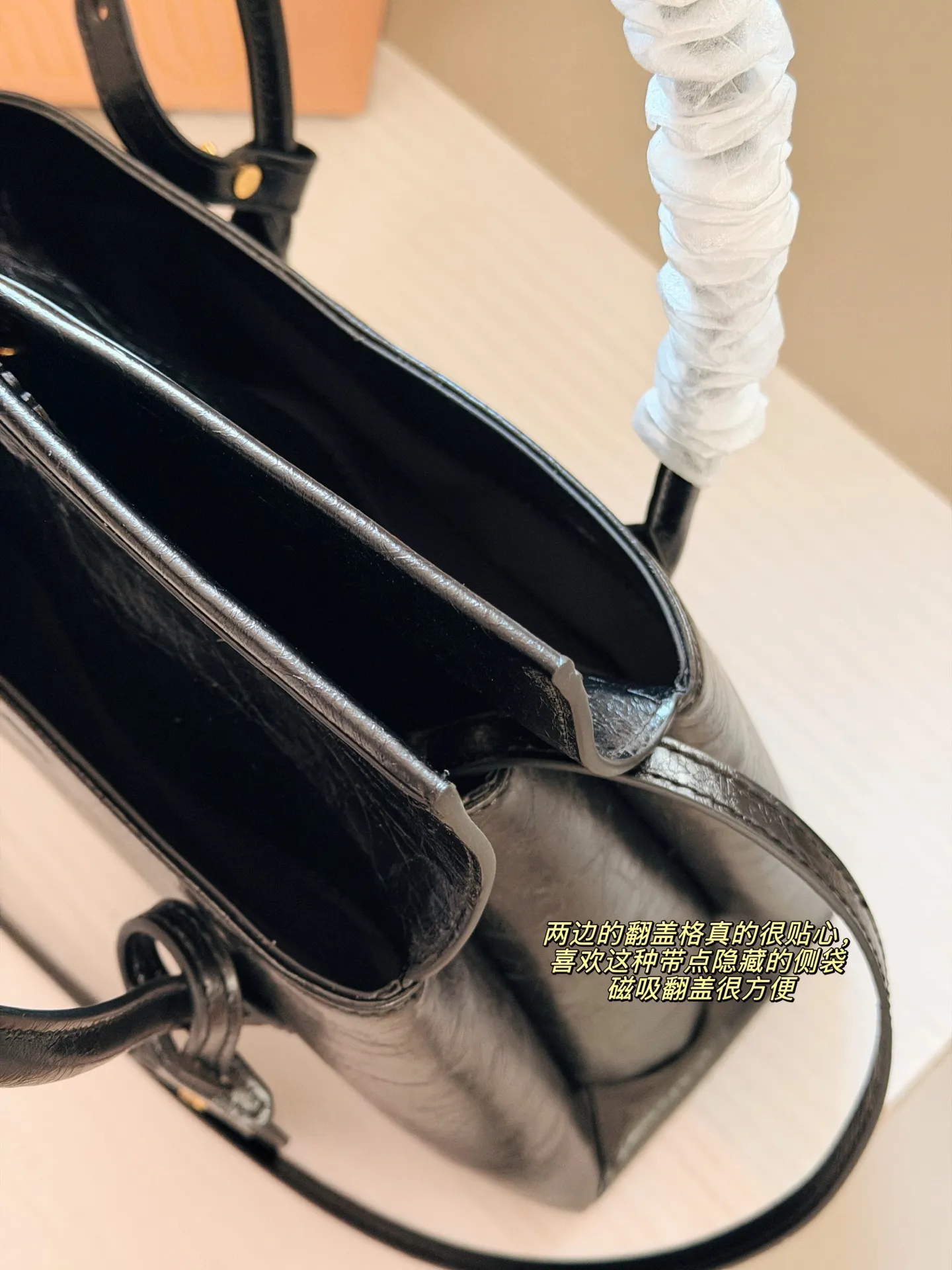 💰225 配盒 size:28*20cm Miumiu Solitaire用上了! 这只Solitaire简直让我一眼万年! 复古调调拿捏得死死的, 亮面皮超级好看 质感也超好! 两边的翻盖格设计真的很贴心, 磁吸翻盖很方便 可手提可单肩可斜挎, 从实用性来说,这只Solitaire真的nice!