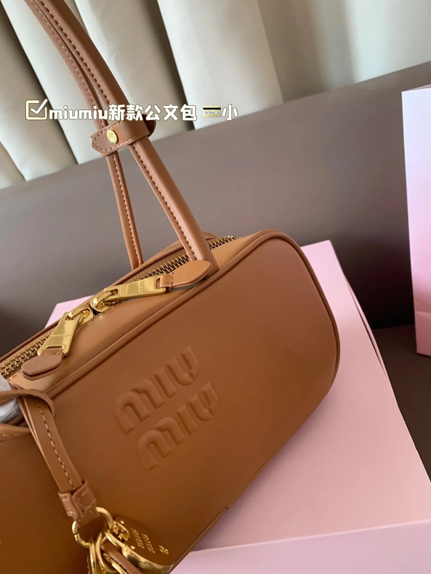 小P255 miumiu新款公文包 今年的风刮的太猛了 老多爆款了！ 这款的版型太受欢迎！ #miumiu 这一季不管是单肩包 #miumiu包 还是托特包都超级可爱！ 尺寸 大28*13