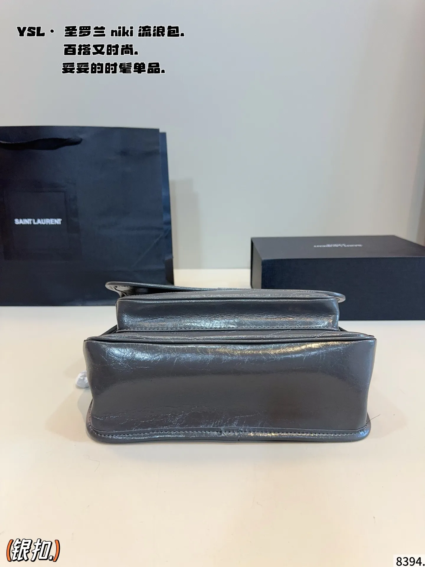 p190配礼盒🎁. 圣罗兰 niki 流浪包 专柜新款Ysl圣罗兰 早已成为明星/网红们最爱的这只 低调却超显高逼格气质 据说是ysl girl人手必备 优雅高贵的她成为潮流人士口中最爱的It Bag制造机 拥有无穷魅力 时尚感极强 柔软质感 黑色五金十分抢眼 单肩/斜挎百搭各种服饰 尺寸:28*9*20/cm
