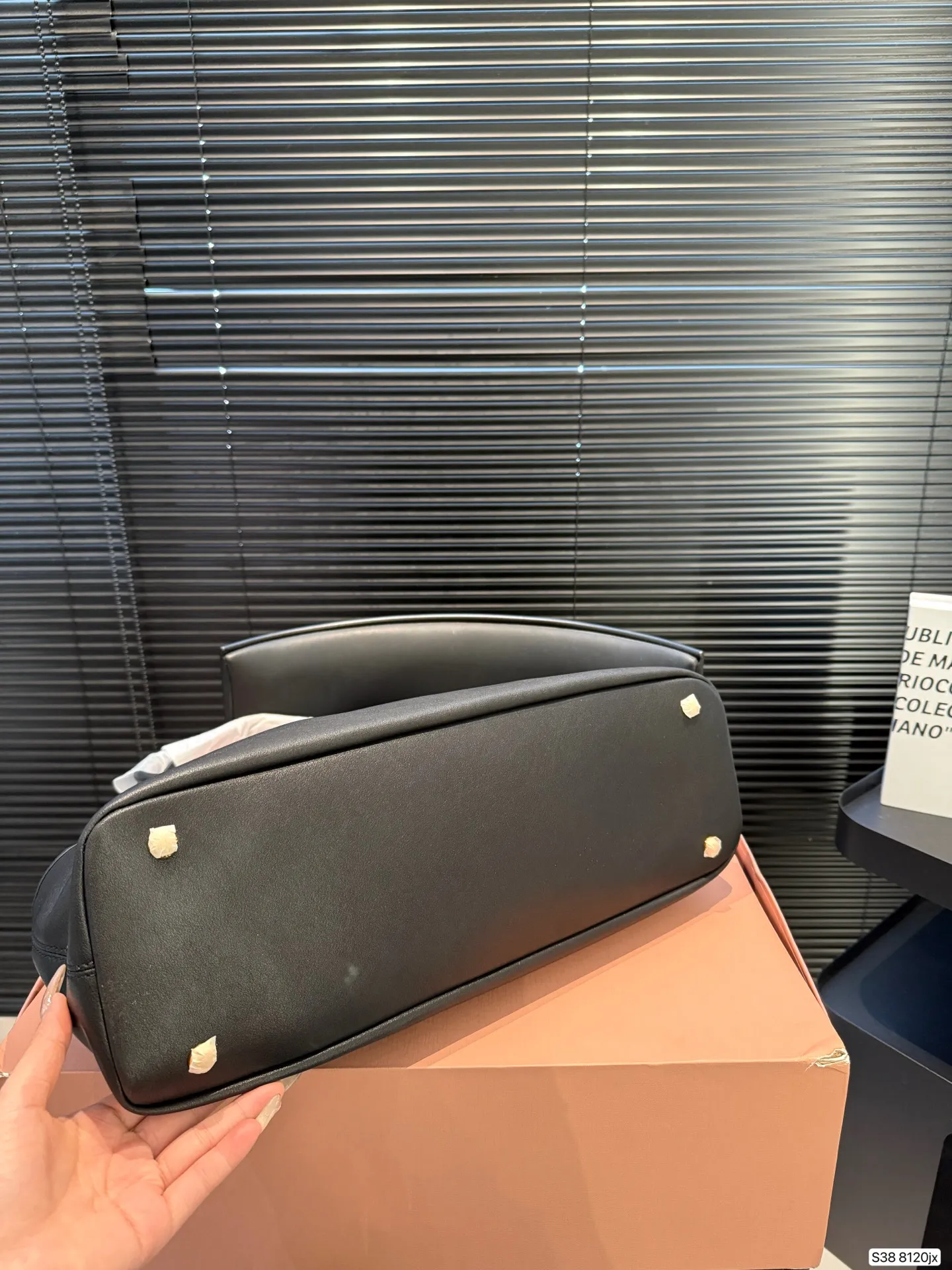 P240 配折叠盒子 麂皮缪缪托特 要么说今年MIUMIU确实&ldquo;妖&rdquo;呢 不得不承认MIUMIU现在的产品越来越受欢迎了，不仅仅女生的适龄段继续年轻化，男生的关注度也越来越高，而且营销的确也跟得上，时装周期间的热搜数量就很说明问题~尺寸：45 23货号8120