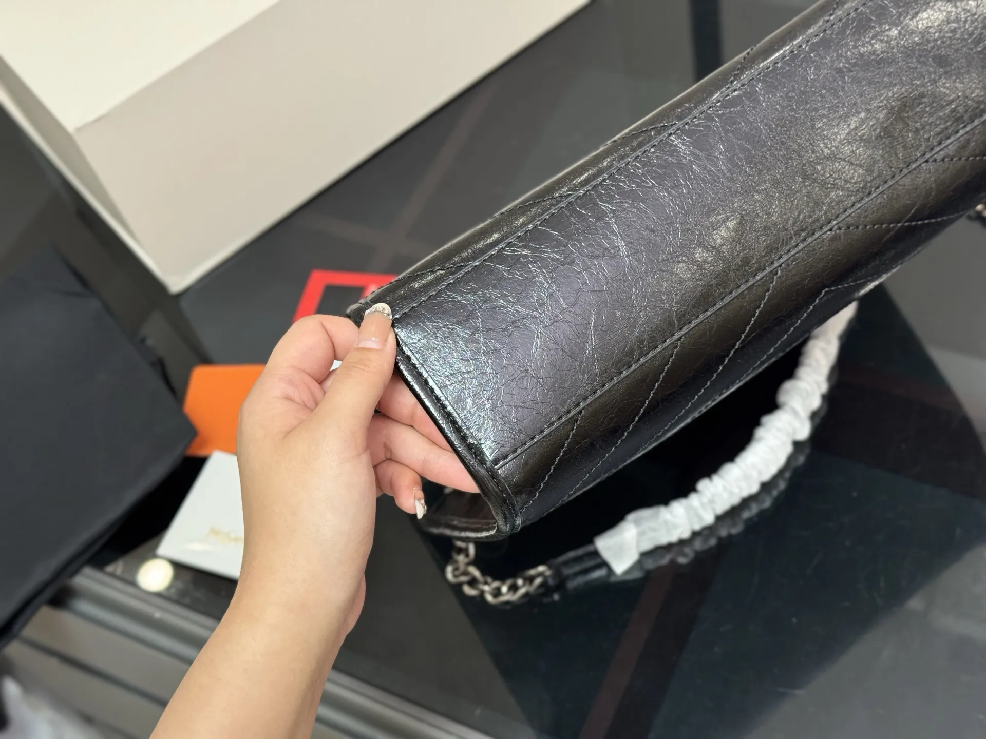 &yen;200 配全套包装 size：32*27 圣罗兰的托特包 抓皱油蜡牛皮 niki shopping bag 很不一样杨树林 niki和这款托特确实是别出心裁的设计有种莫名其妙的时髦