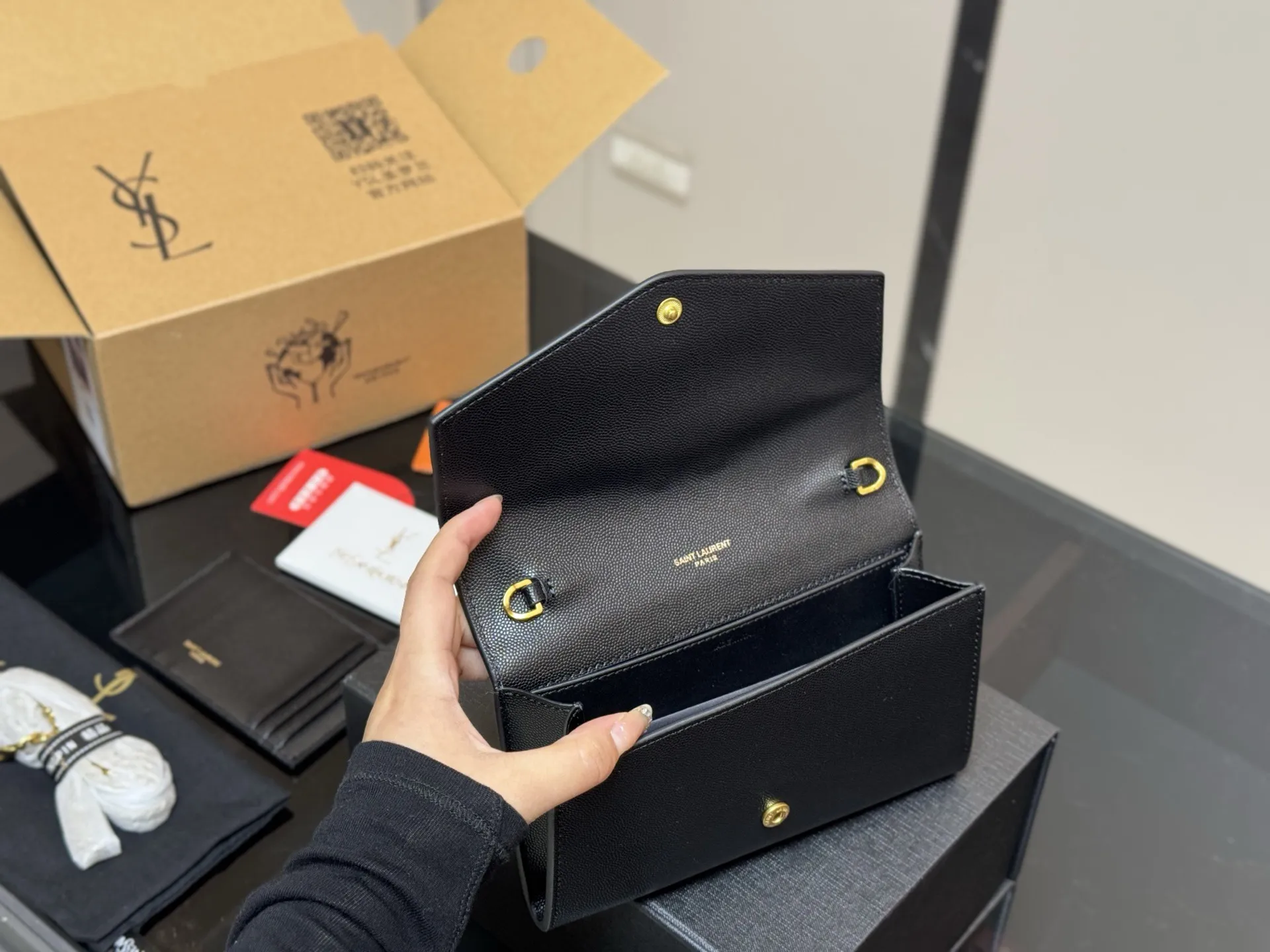 ¥150 配折叠盒飞机盒 size:19*12cm 圣罗兰 woc二合一信封包 牛皮看起来质感特别好!耐磨耐用! 🉑️斜挎🉑️