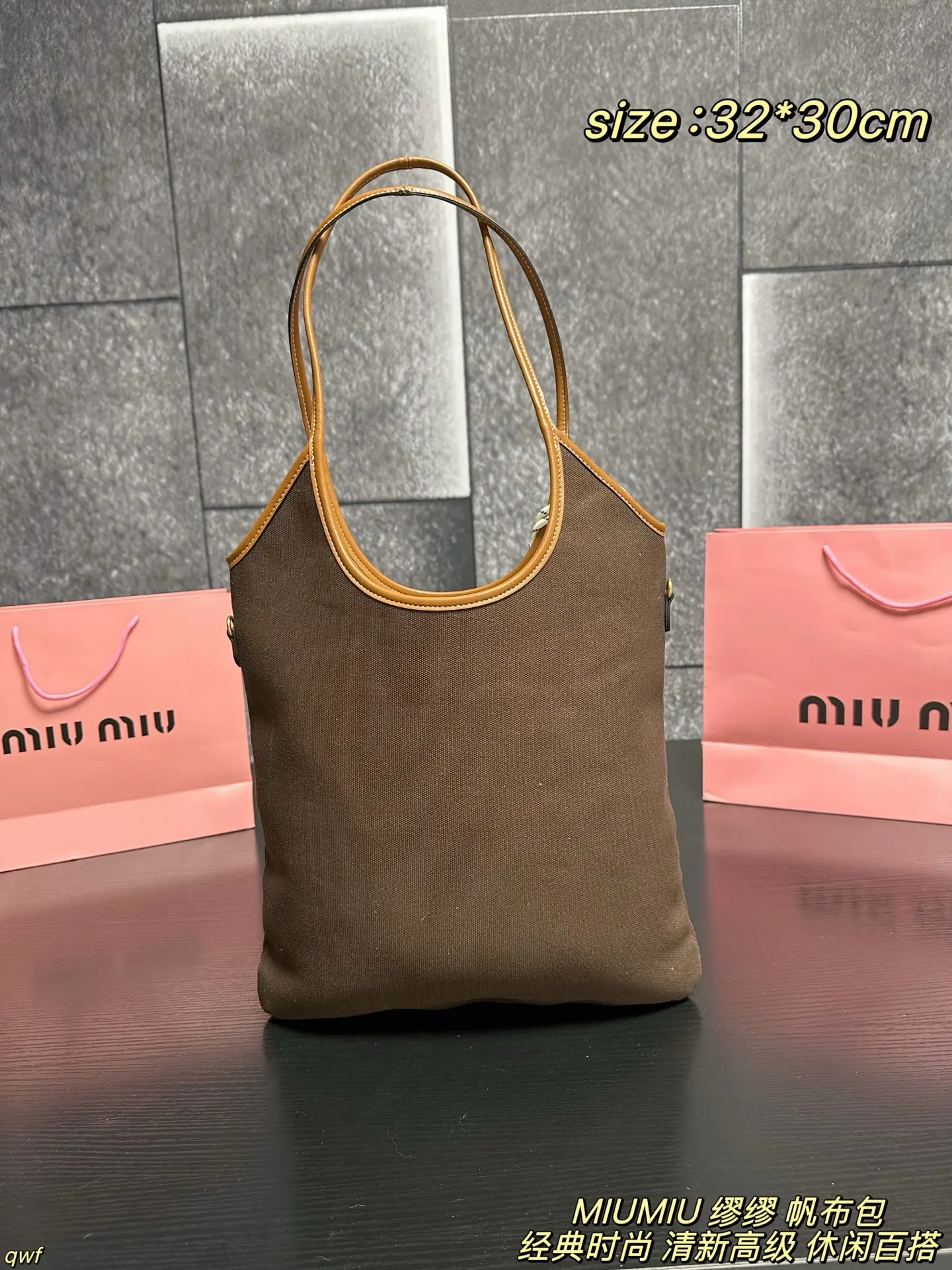P155配盒 MIUMIU 缪缪 帆布包 Miumiu IVY帆布~是谁的包啊!也太好看了吧 一直的断货款,帆布材质搭配棕色皮质轮廓、自然色的帆布自带文艺风,再搭配miumiu 字母logo,整个包包尽显清新高级,非常轻盈 上身日常携带休闲百塔,日常出行容量也刚刚好 尺寸:32*30cm