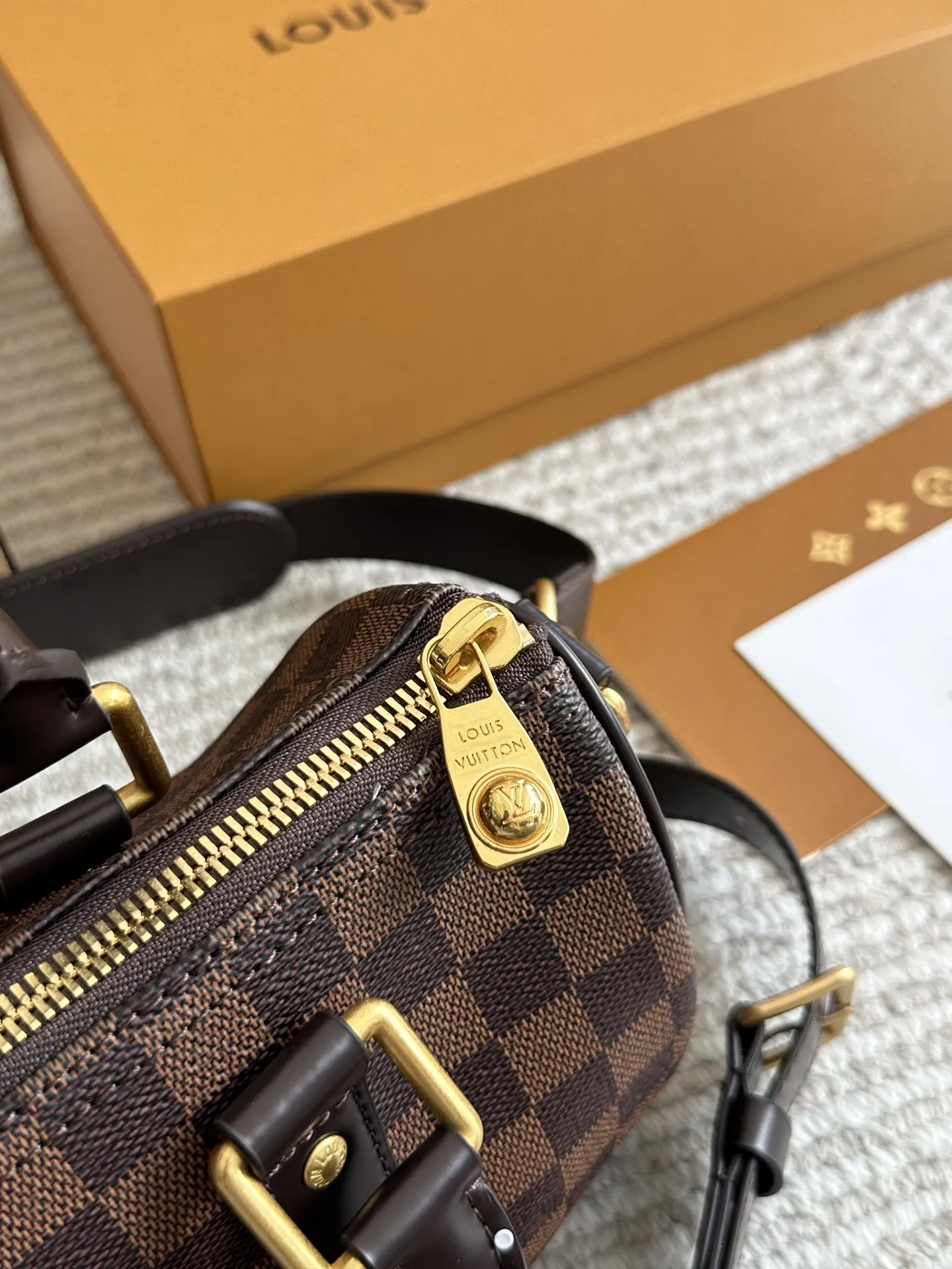 &yen;220 Lv X Nigo Keepall xs 21 枕头包 手袋是一款理想的都市手袋。 标志性的造型与经典的 Monogram 帆布，加之多种携带方式和奢华的天然牛皮饰边为该包平添一份时尚前卫之感。尺寸：25 14cm全套礼盒