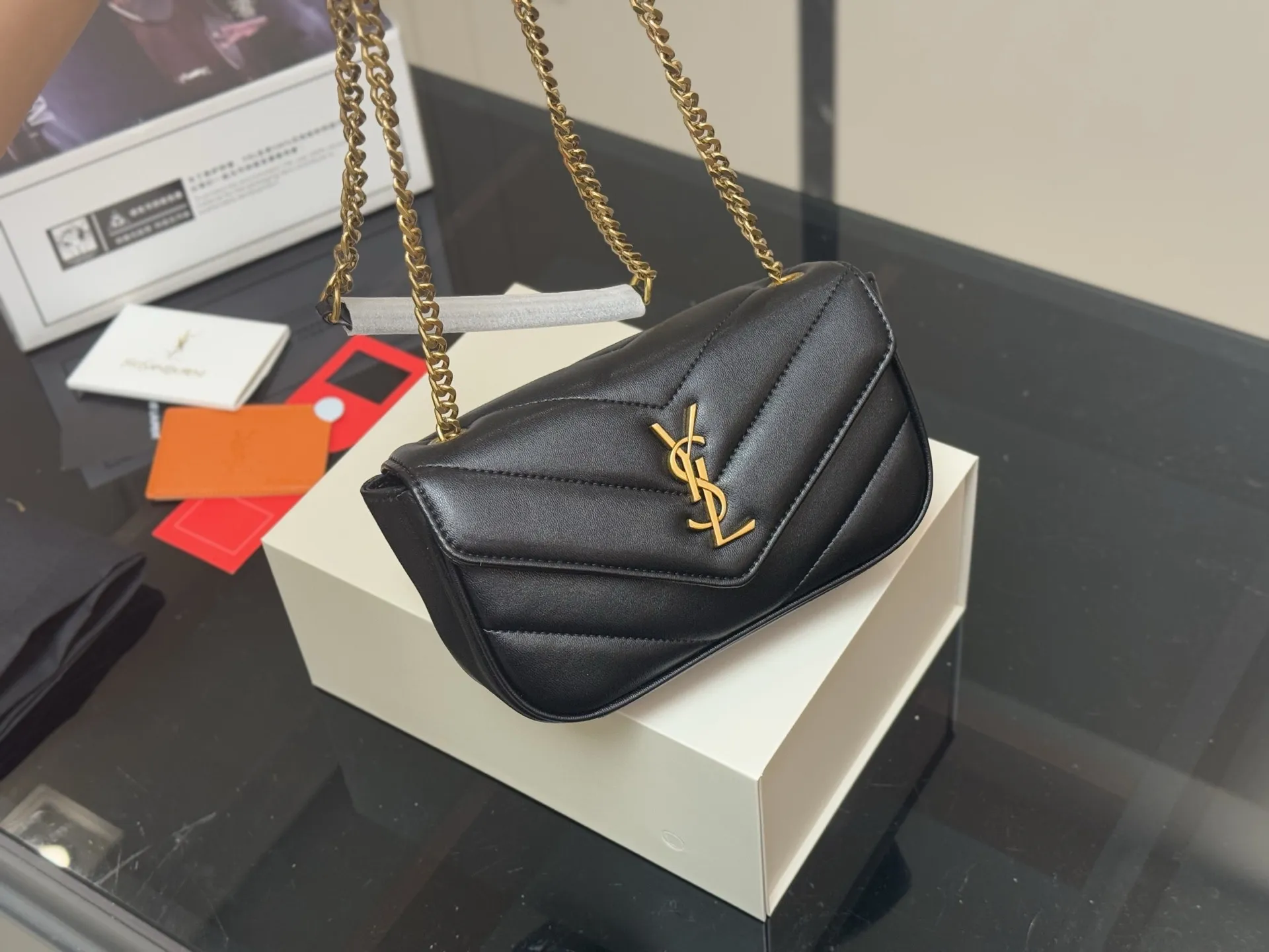 ¥170 配折叠盒飞机盒 size:20.13cm ysl LOULOU PUFFER 圣罗兰软乎乎 黑金louloupuffer云朵包 中号的尺寸刚刚👌 搜索🔍圣罗兰ysl