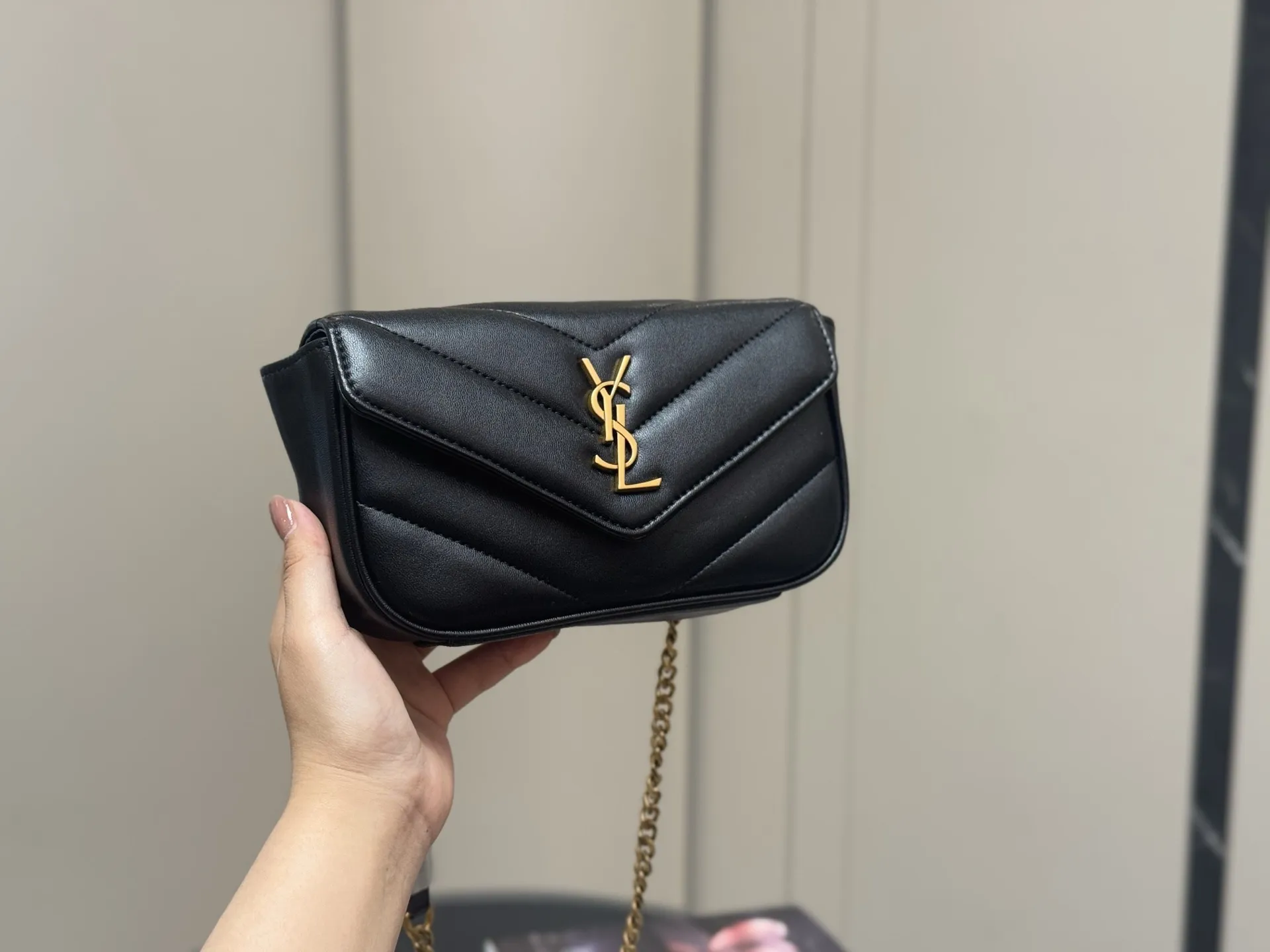 &yen;170 配折叠盒飞机盒 size：20.13cm ysl LOULOU PUFFER 圣罗兰软乎乎 黑金louloupuffer云朵包 中号的尺寸刚刚👌 搜索🔍圣罗兰ysl