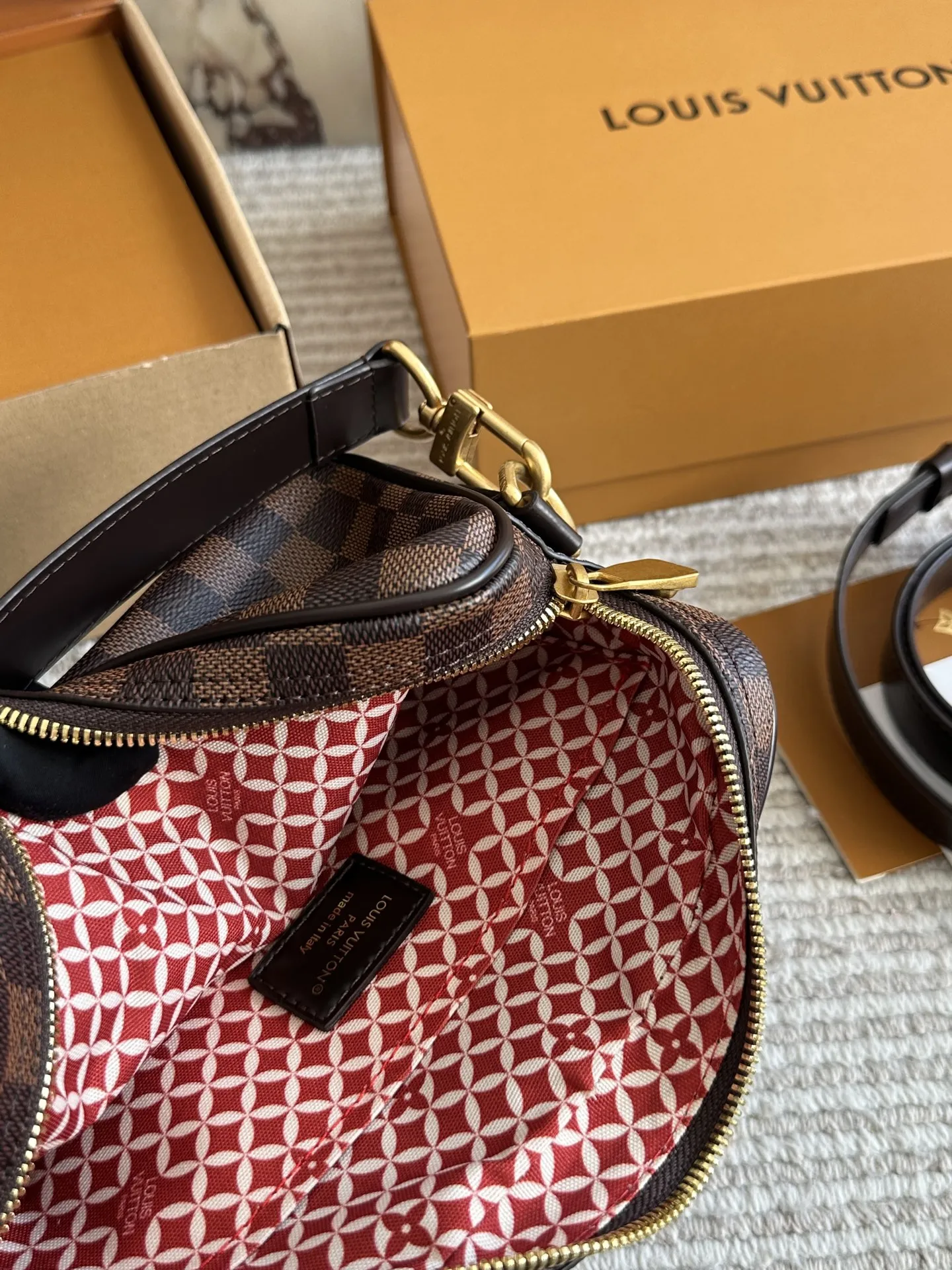 p220 LV| 2025年男士新款NilNiL是横版双层设计 同款也是有两种材质帆布和皮质款 双层设计容量也更多 可以手拎和斜挎也很方便~ 今年的男包一定会冲出重围卖爆的早买早定早收到!!! #|v #LV #老花#邮差包#包包种草25cm 双盒