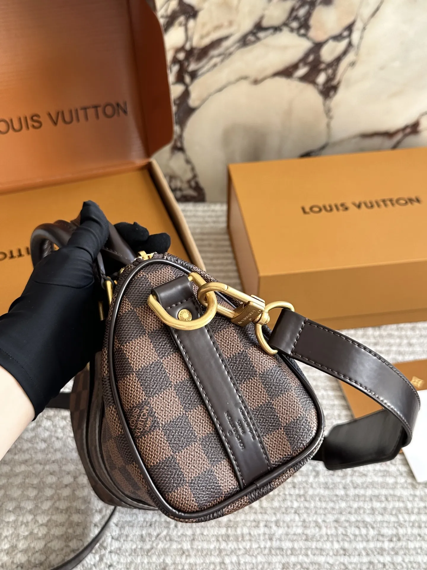 &yen;220 Lv X Nigo Keepall xs 21 枕头包 手袋是一款理想的都市手袋。 标志性的造型与经典的 Monogram 帆布，加之多种携带方式和奢华的天然牛皮饰边为该包平添一份时尚前卫之感。尺寸：25 14cm全套礼盒