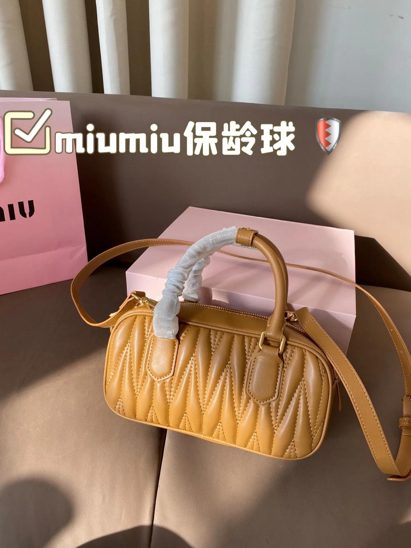 P200 配盒 size:23*12cm miumiu保龄球 新尺寸‼️ 很难不爱啊啊! 这个尺寸很难不动心哦! 可手拎也可斜挎 容量足足的~~ 出场就是miumiu小公主
