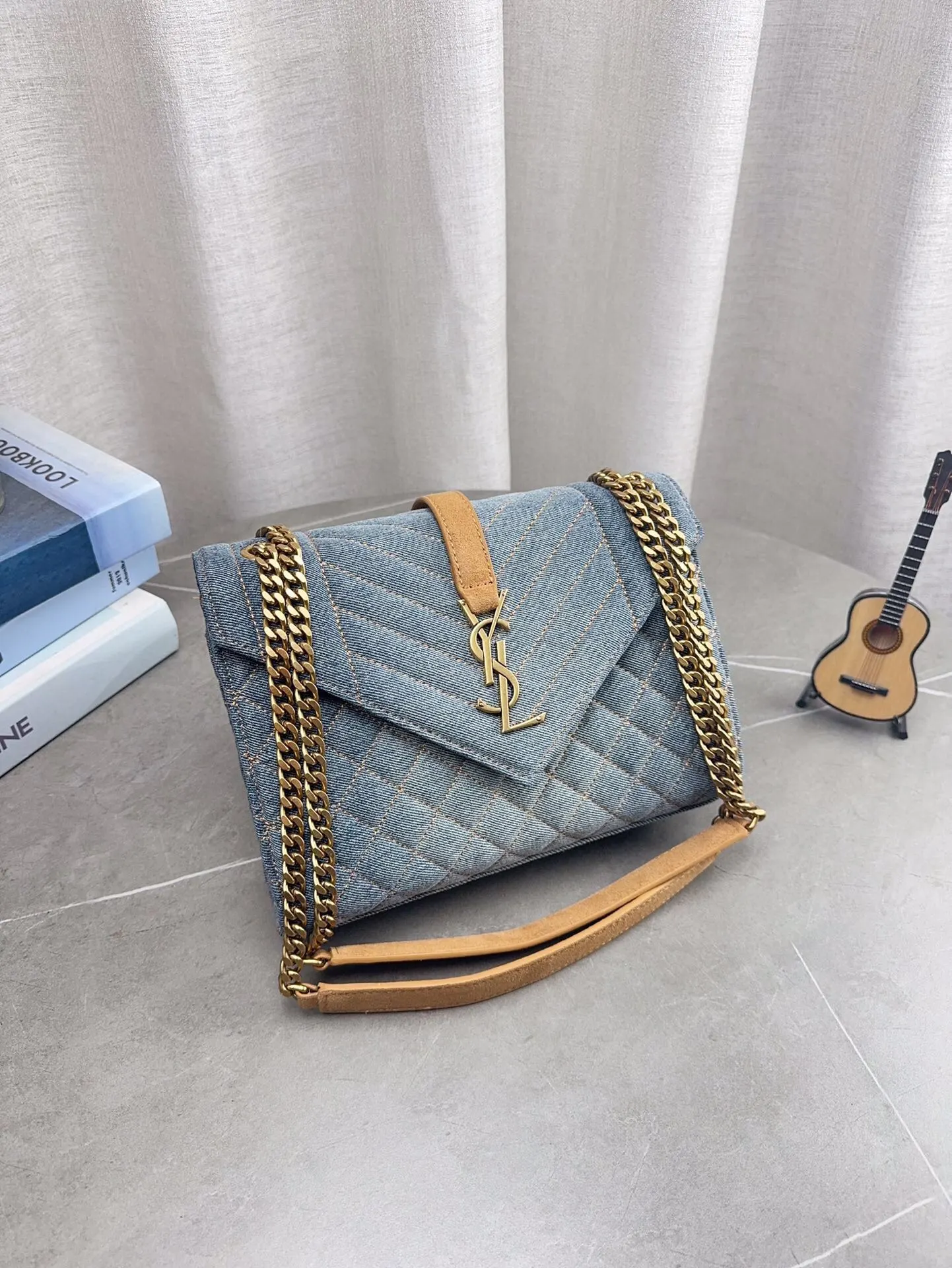 折叠飞机礼盒包装 高品质YSL圣罗兰牛仔链条信封包 简约才是百搭公式。 复古又时髦,妥妥的街拍神器。 出街通勤都可。 容量很大,可肩背、斜挎。 搭配很显高级感。 是帅气女孩不可缺少的一款经典存在。 尺寸24*17cm p185