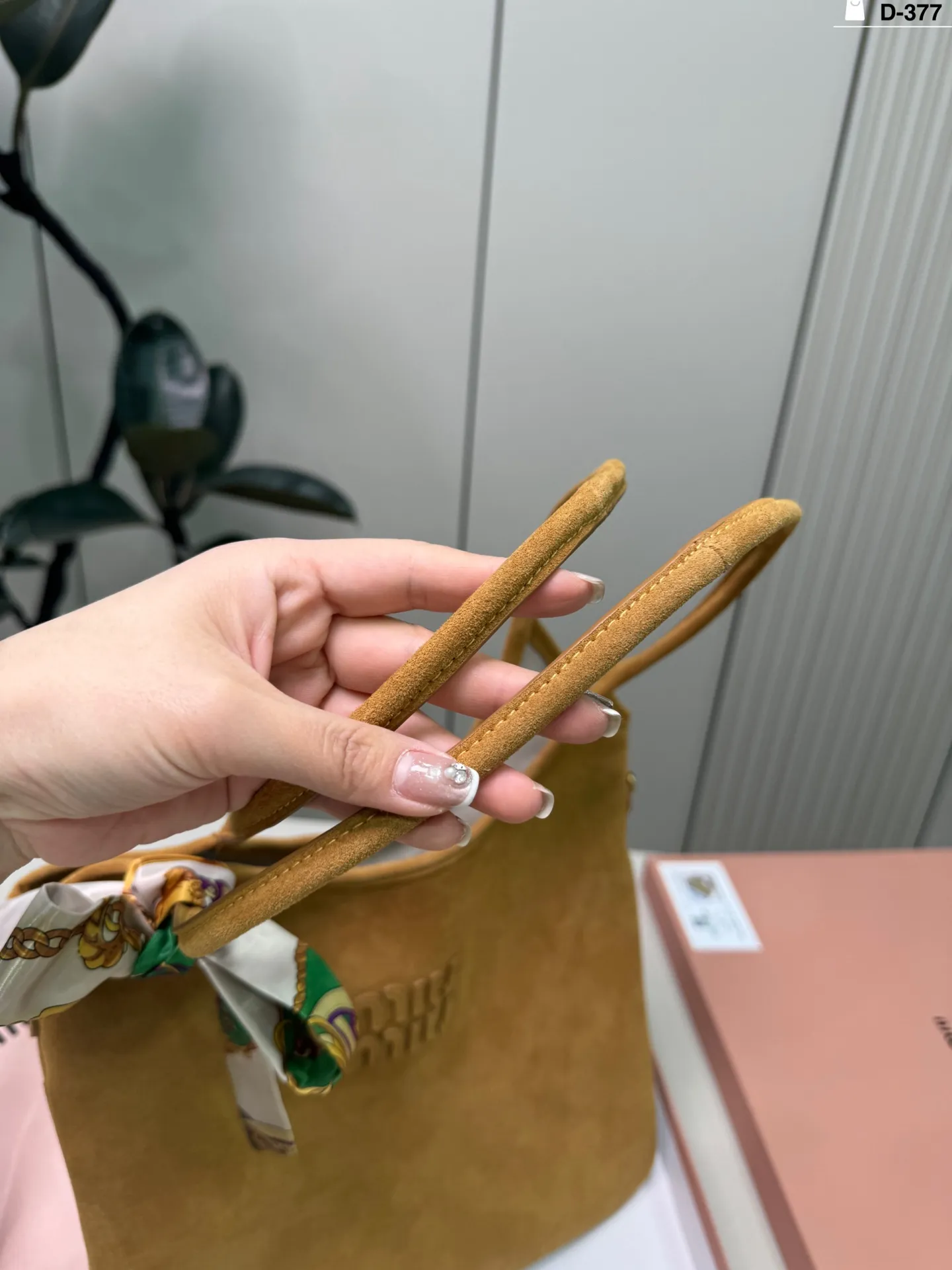 💰p155 D-377尺寸35×33配盒 miumiu缪缪ivy托特包 有种谁背都是萌萌的既视感hahaha~ 帆布牛皮皮质哦!