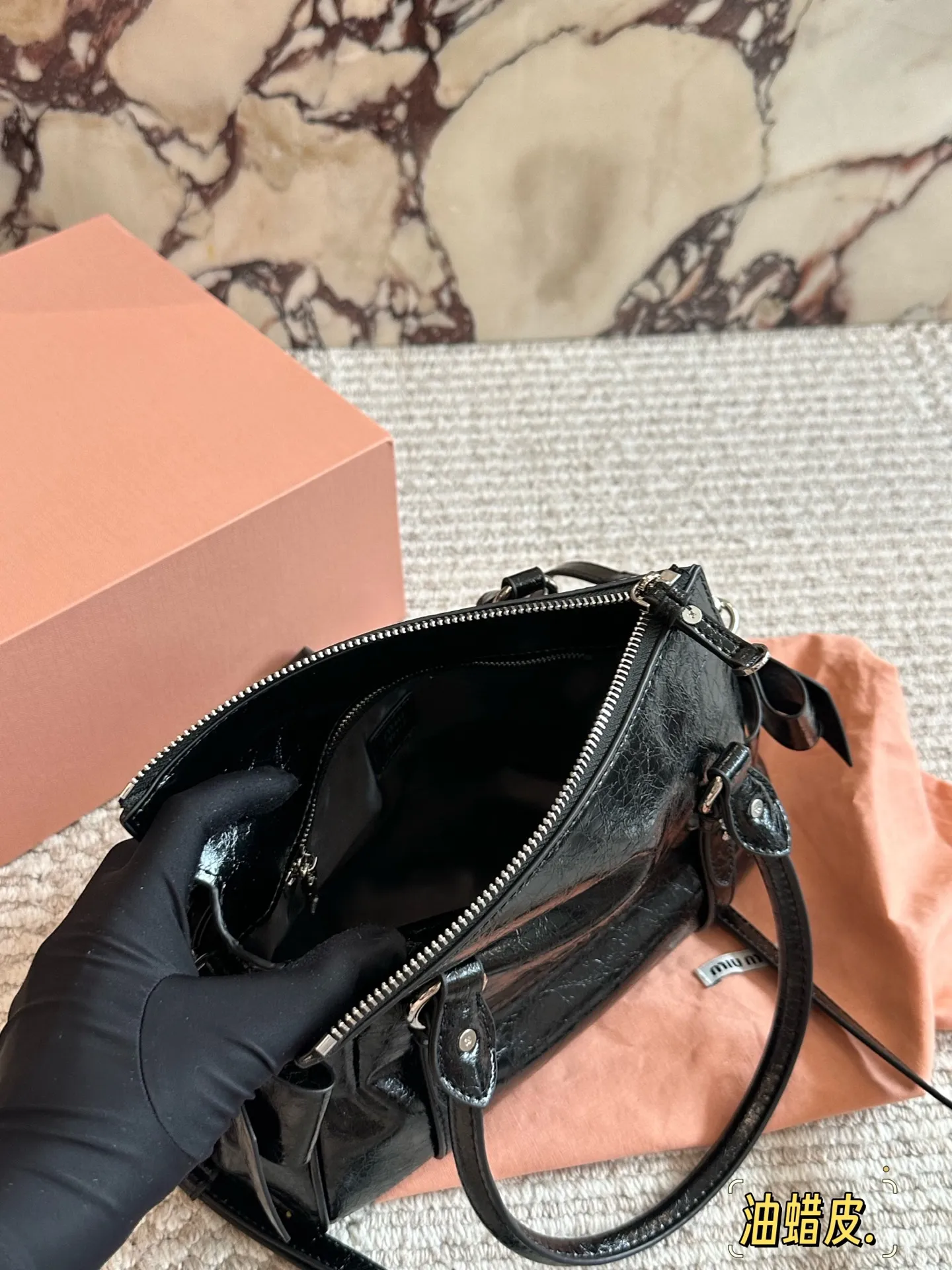 p280 MiuMiu蝴蝶结机车包 ✨MiuMiu蝴蝶结机车包,油蜡小牛皮材质,细腻光泽+复古褶皱感,摩卡棕配银色五金,甜酷复古风满分!两侧蝴蝶结超少女,手提斜挎都OK,日常通勤、休闲出街都能轻松驾驭👜。容量适中,手机、化妆品都能装,实用又时髦,是MiuMiu经典复刻款,复古与现代感兼具,超适合喜欢个性风格的姐妹们!💖25cm配盒子