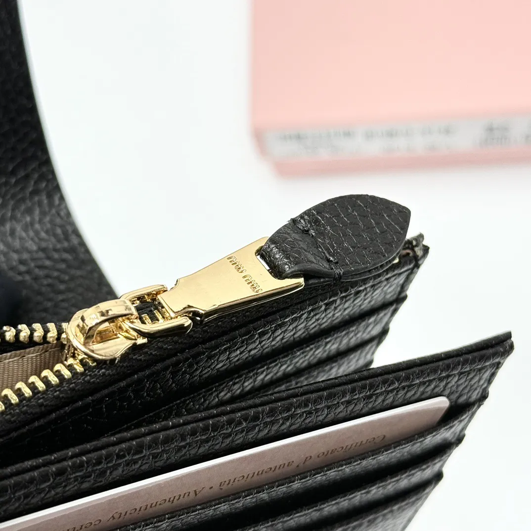 p85🎀miumiu V13🎀颜色 黑 棕🎀尺寸 11.5*10*3 🎀miumiu专柜最新款！专柜爆款热力来袭，釆用顶级进口牛皮，做工精细