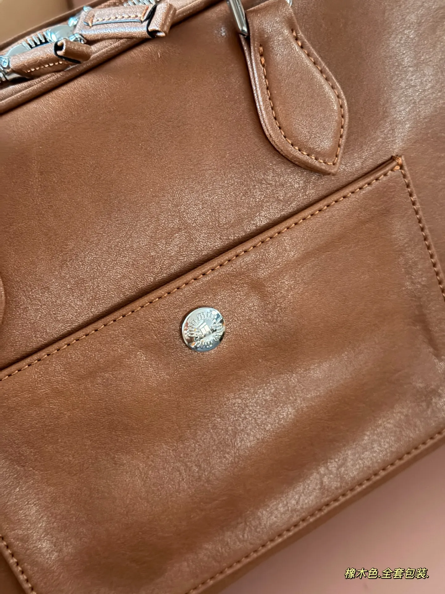 💰310 配全套包装 牛皮 size：38*16cm miumiu 新的小机车包 一眼爱上 皮质是耐用的微雾面肌理， 更复古哦！ 请把这只miumiu机车包焊在我肩上