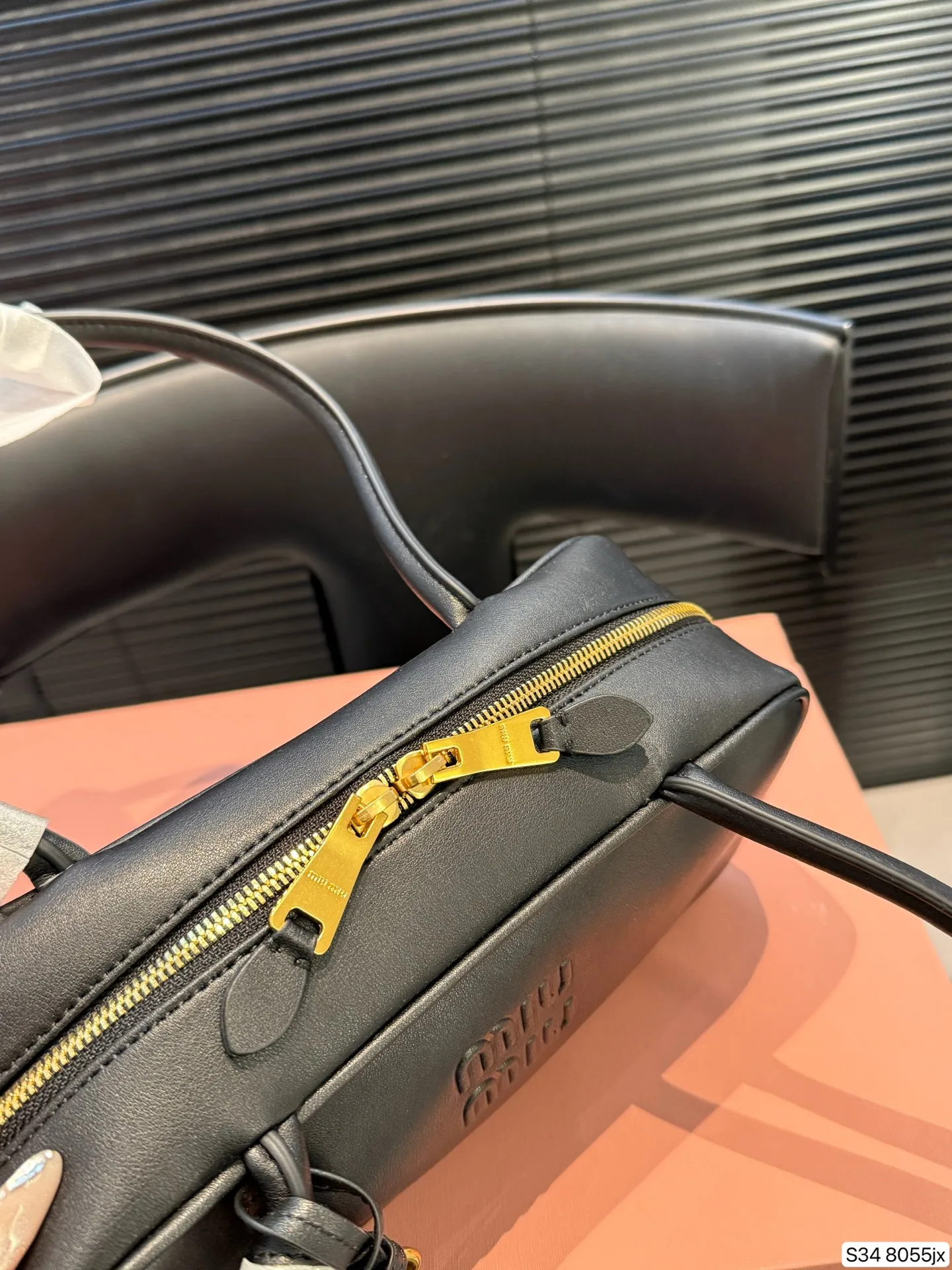 P220配折叠盒子 MIUMIU 保龄球手提包 轻轻松松高级感 包包手感巨好容量也很不赖 简单却又不失华丽 不要觉得会炸眼太高调了什么的 根本不会！ 在你的精简穿搭上简直就是点睛之笔 尺寸：27 12货号8055