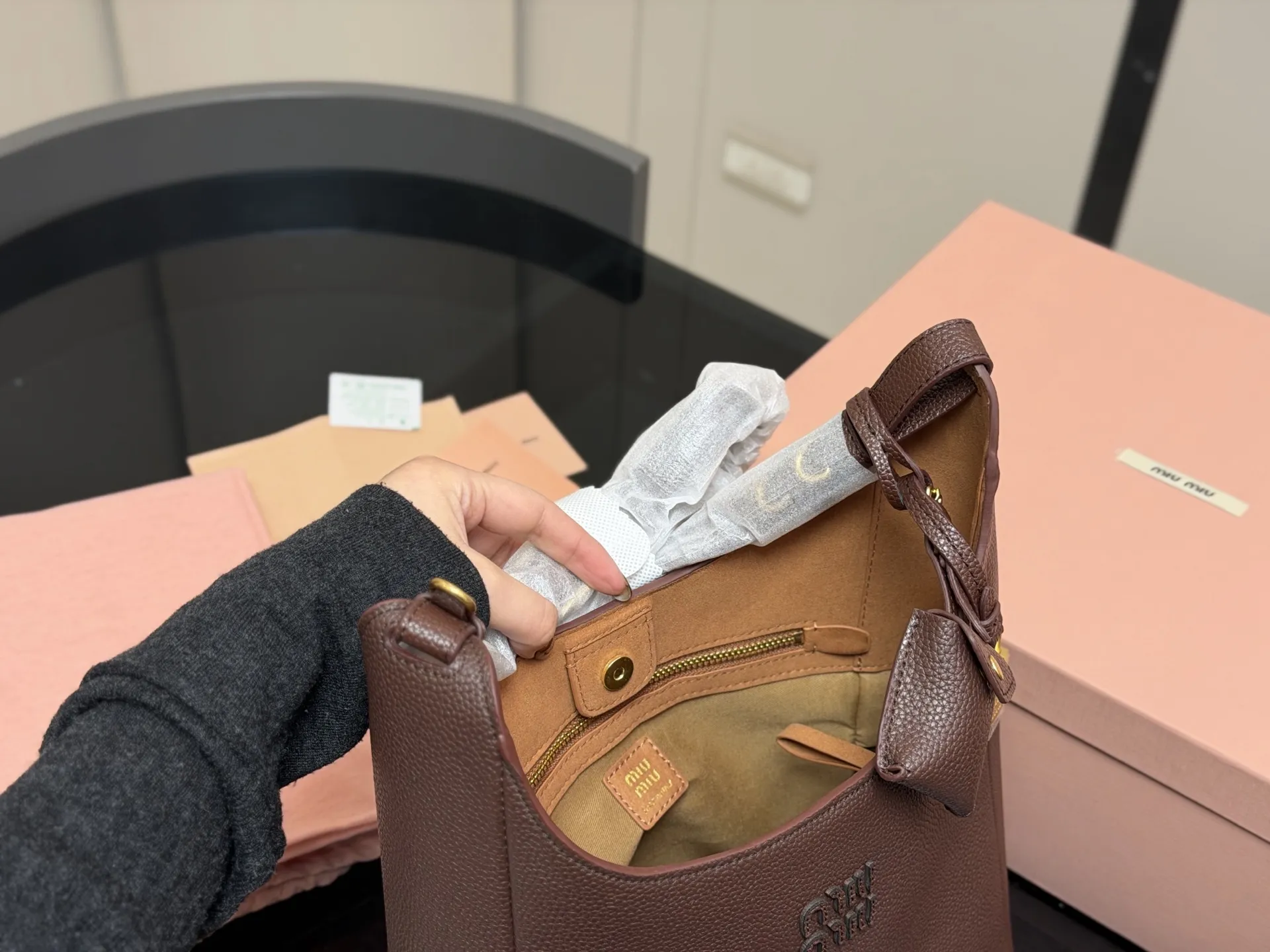 ¥210 ¥230 配盒 size:16.23cm 23.30cm miumiu新款斜挎机车包! 首发! 福音种草了哦 超级松弛感的一款包包肩带长度可以调节哦!