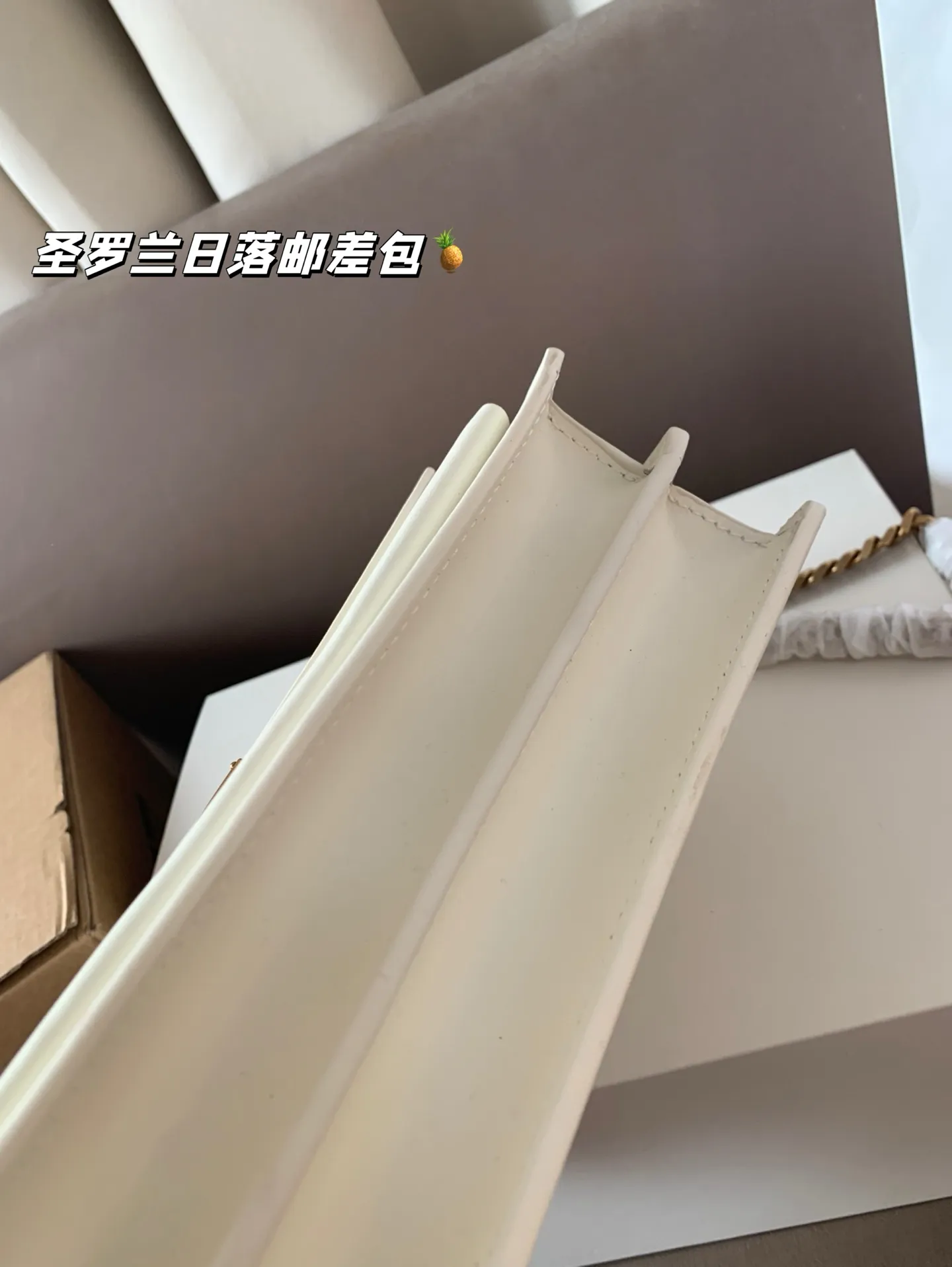 P190 配飞机盒折叠盒子 圣罗兰独家📷实拍】ysl专柜同款 日落邮差包 新鲜出炉啦‼️简直是美到人心啦 高端货 原版五金logo 首选进口皮料 质感超赞😍😍所谓人人必备一款圣罗兰 这个款式必须自留 经典版型! 真的是让人眼前一亮 喜欢的美妞抓紧啦 实物简直太美💕尺寸22*16