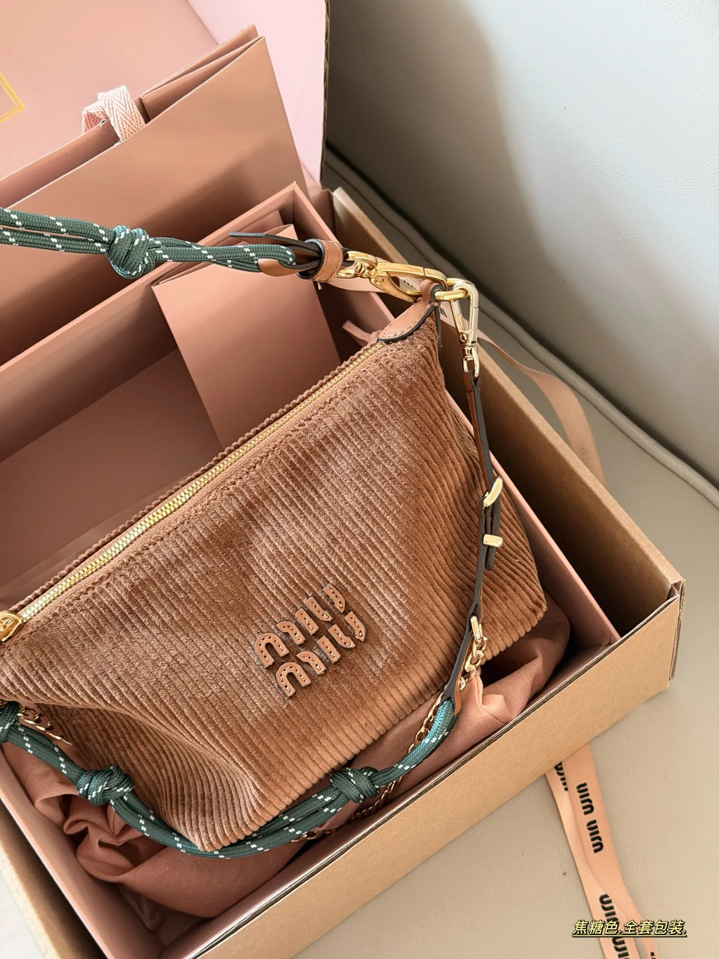 💰 190 配盒 size:底宽18*15cm miumiu 灯芯绒小饭盒~ 自带冲浪绳!! 秋冬氛围感拉满 性价比之王 休闲百搭的饭盒包又来噜!!