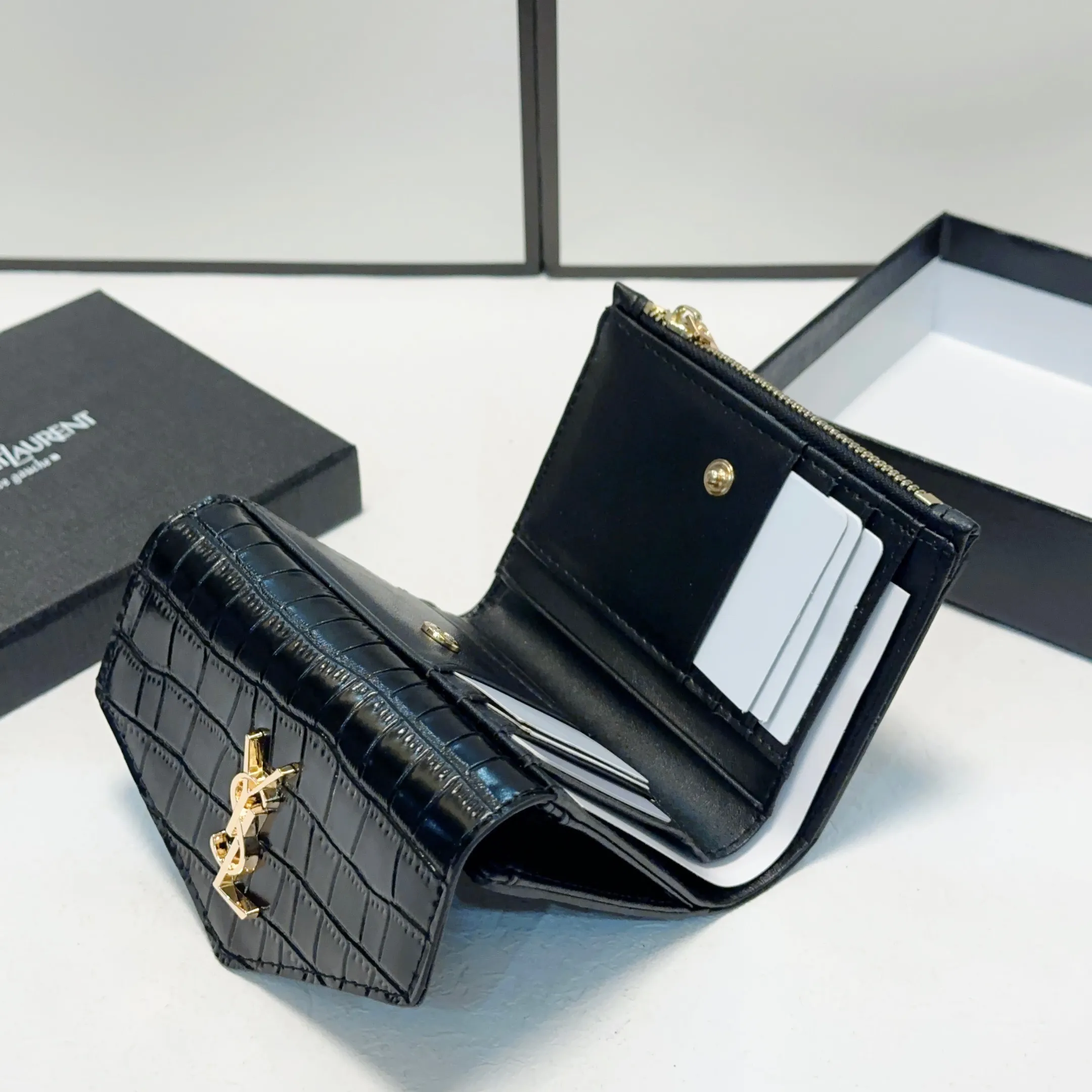 P100🎀🎀颜色 黑🎀尺寸 10x9🎀圣罗兰爆款压纹牛皮小钱包🔥款式经典做工精细耐磨耐用手感极佳❤️