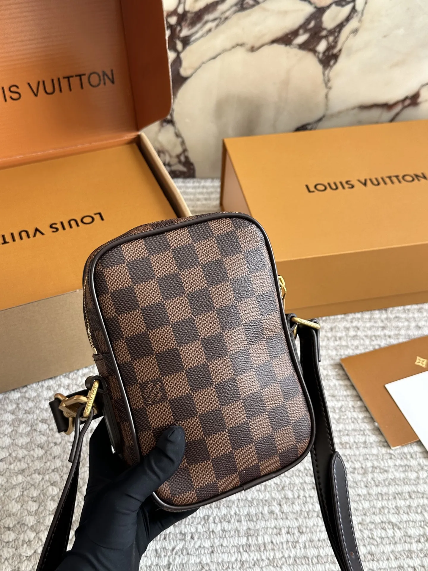 LV手机包相机包p200 M14014老花這款時尚的Amazone斜背袋以Monogram帆布襲作配有復古皮革護角雙邊和可拆式肩帶Pharrell William以1980年代為靈感創作出這款精繳小巧的斜背袋完美糅合復古魅力和精繳現代風格手袋配備珍珠拉鏈頭更設有可調節長度的肩帶，攜帶時倍感舒適size: 20x13.5x8cm #LV手机包#新款包包#美包分享#迷你