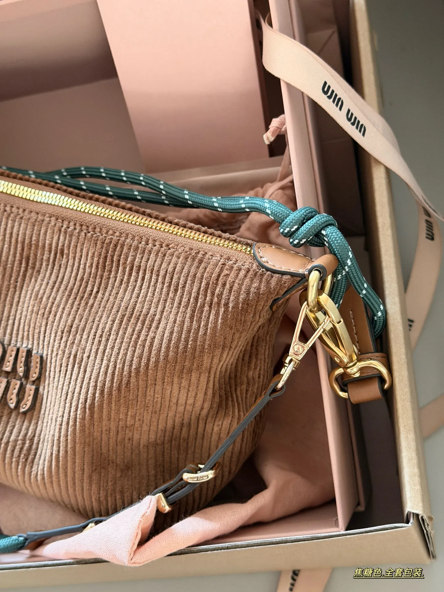 💰 190 配盒 size:底宽18*15cm miumiu 灯芯绒小饭盒~ 自带冲浪绳!! 秋冬氛围感拉满 性价比之王 休闲百搭的饭盒包又来噜!!