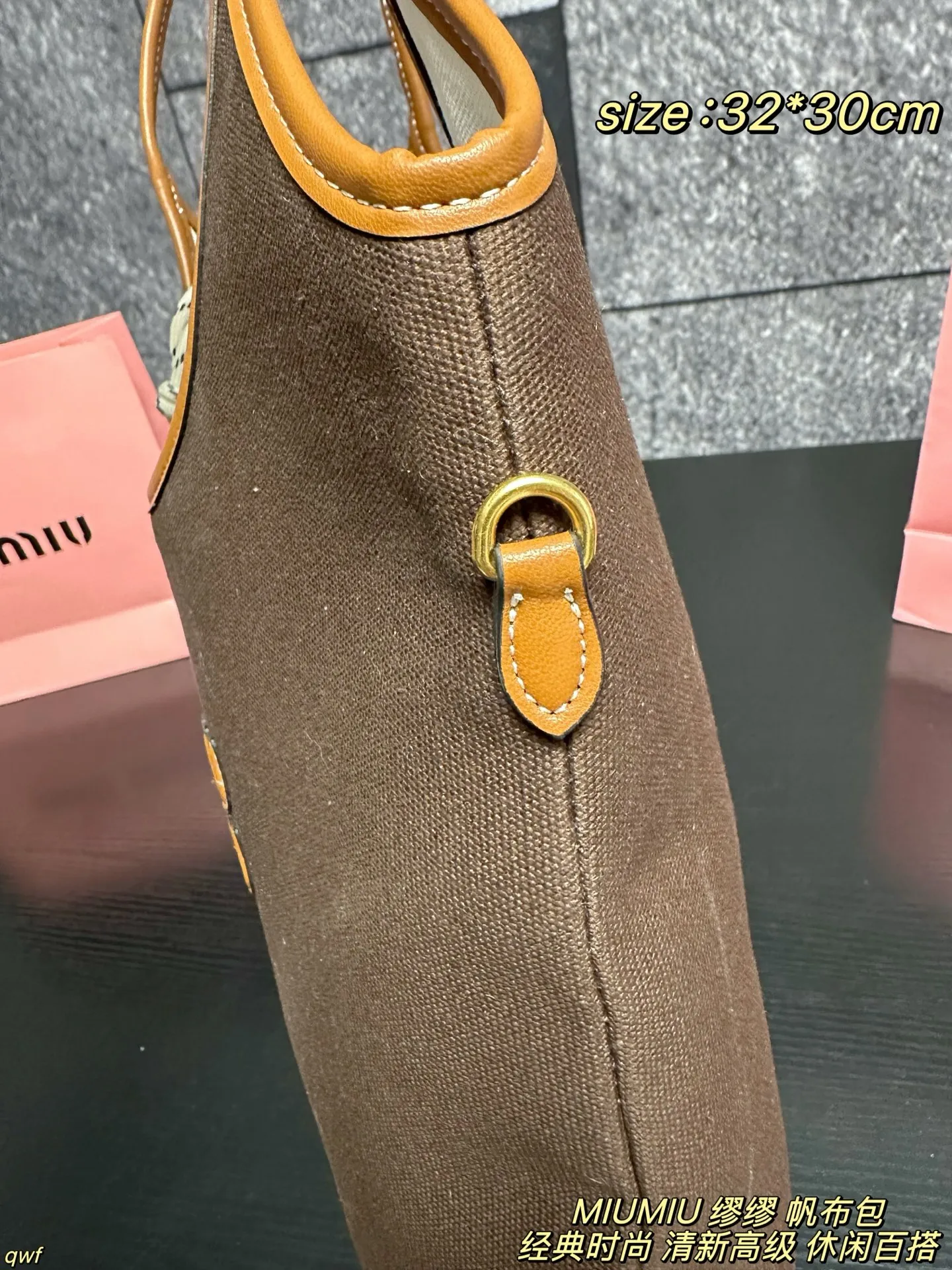 P155配盒 MIUMIU 缪缪 帆布包 Miumiu IVY帆布～是谁的包啊！也太好看了吧 一直的断货款，帆布材质搭配棕色皮质轮廓、自然色的帆布自带文艺风，再搭配miumiu 字母logo，整个包包尽显清新高级，非常轻盈 上身日常携带休闲百塔，日常出行容量也刚刚好 尺寸：32*30cm