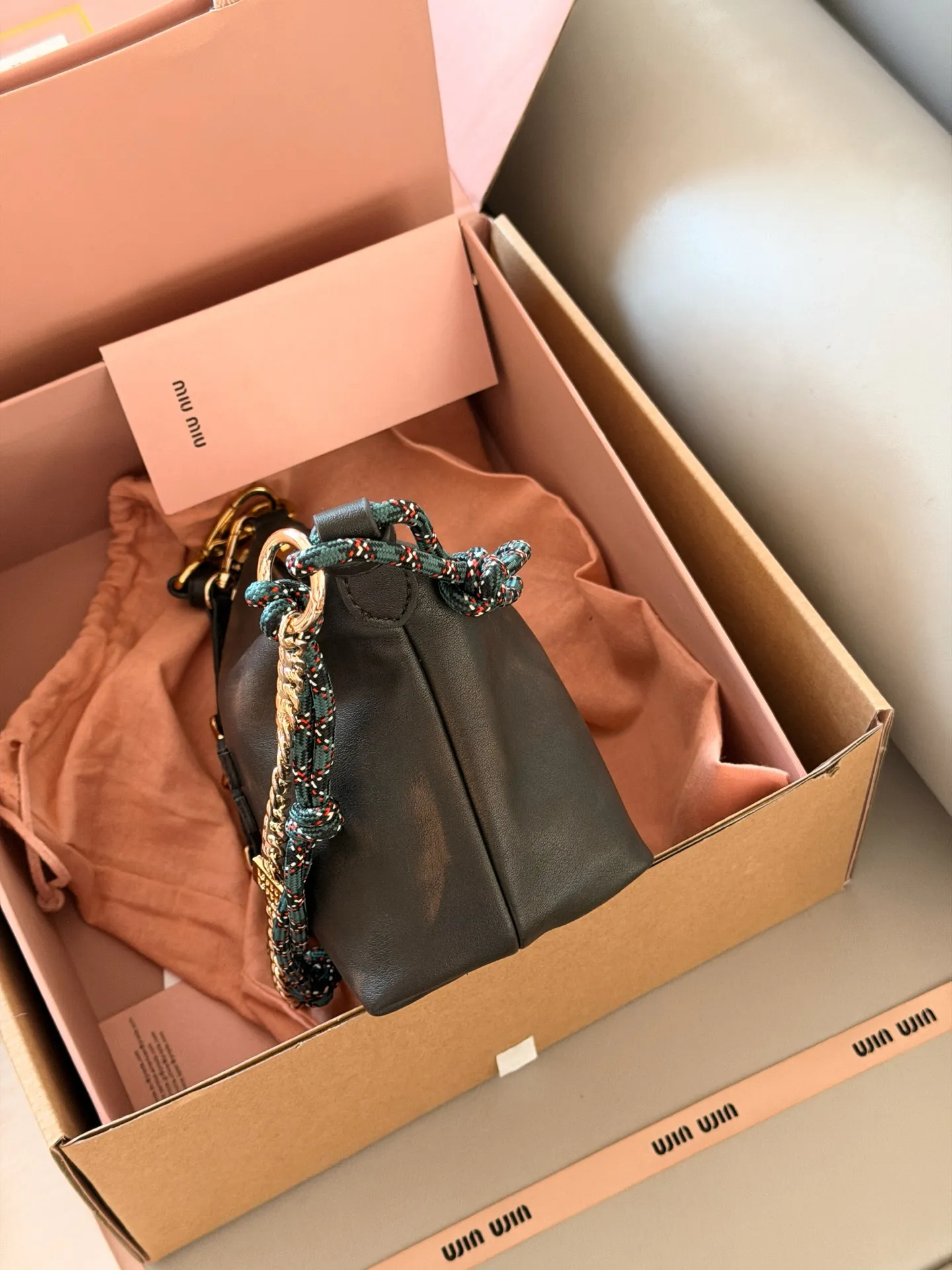 💰190 配盒 size：底宽18*15cm miumiu 咖啡棕小饭盒~ 自带冲浪绳！！ 做旧的效果牛皮更高级哦！ miumiu作旧彩绳饭盒包测评，真的太好看了吧