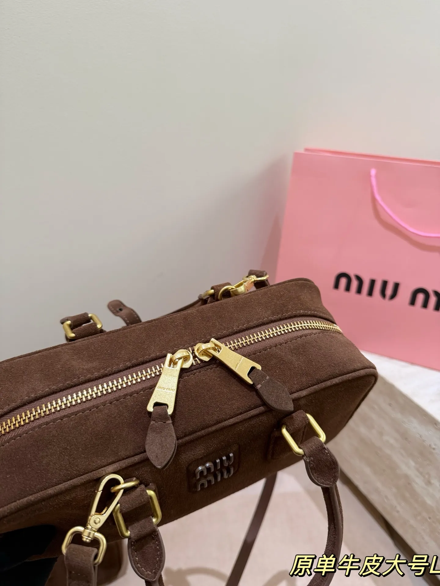 头层牛皮 P275 Miu新品 高级麂皮保龄球包 时尚绝美 大方且与众不同 日常 出街必入款 凸显功能性 实用主义 柔软舒服的触感 彰显 MiuMiu 女性愈加自信,务实,前卫和酷炫的态度 尺寸:28.16cm配礼盒🎁