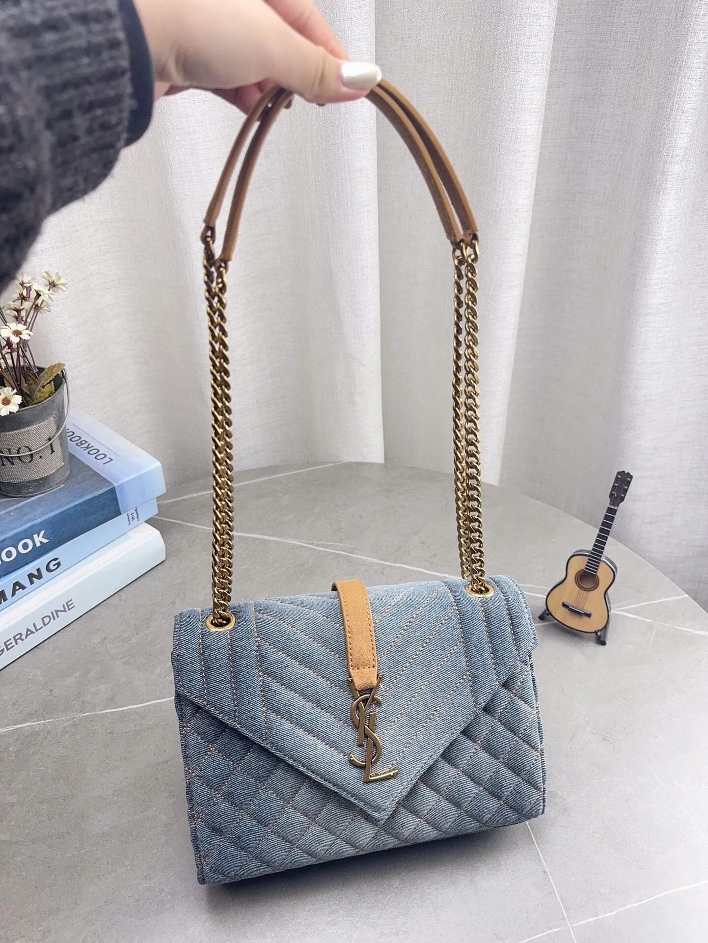 折叠飞机礼盒包装 高品质YSL圣罗兰牛仔链条信封包 简约才是百搭公式。 复古又时髦,妥妥的街拍神器。 出街通勤都可。 容量很大,可肩背、斜挎。 搭配很显高级感。 是帅气女孩不可缺少的一款经典存在。 尺寸24*17cm p185