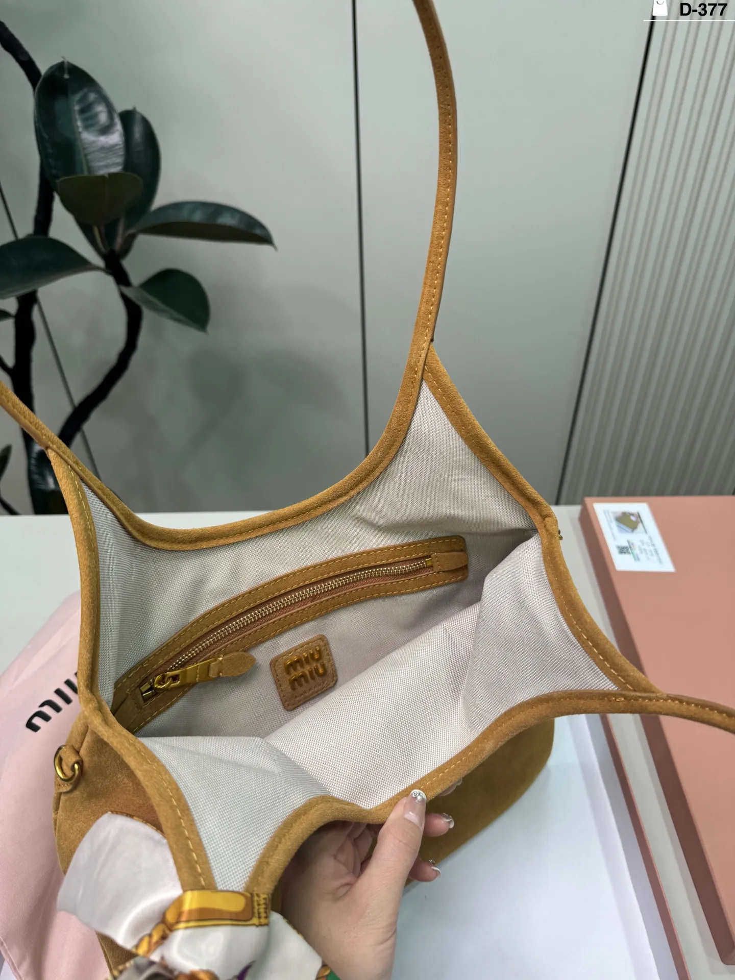 💰p155 D-377尺寸35&times;33配盒 miumiu缪缪ivy托特包 有种谁背都是萌萌的既视感hahaha~ 帆布牛皮皮质哦！