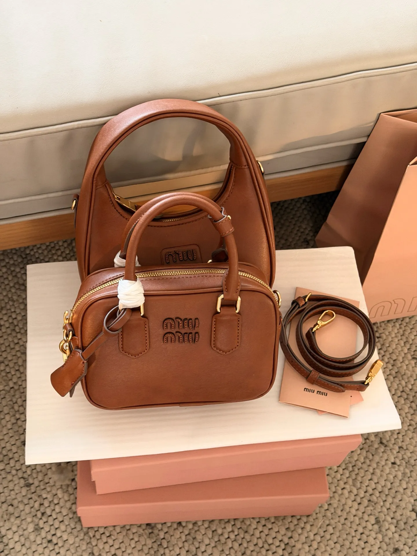 💰190 升级版配盒 size:20*14cm miumiu保龄球/公文包/吐司包 不要太高级,很高级~ 很难不爱啊啊! 可手拎也可斜挎 绝对不是小废包哦!容量足足的~~ 出场就是miumiu小公主