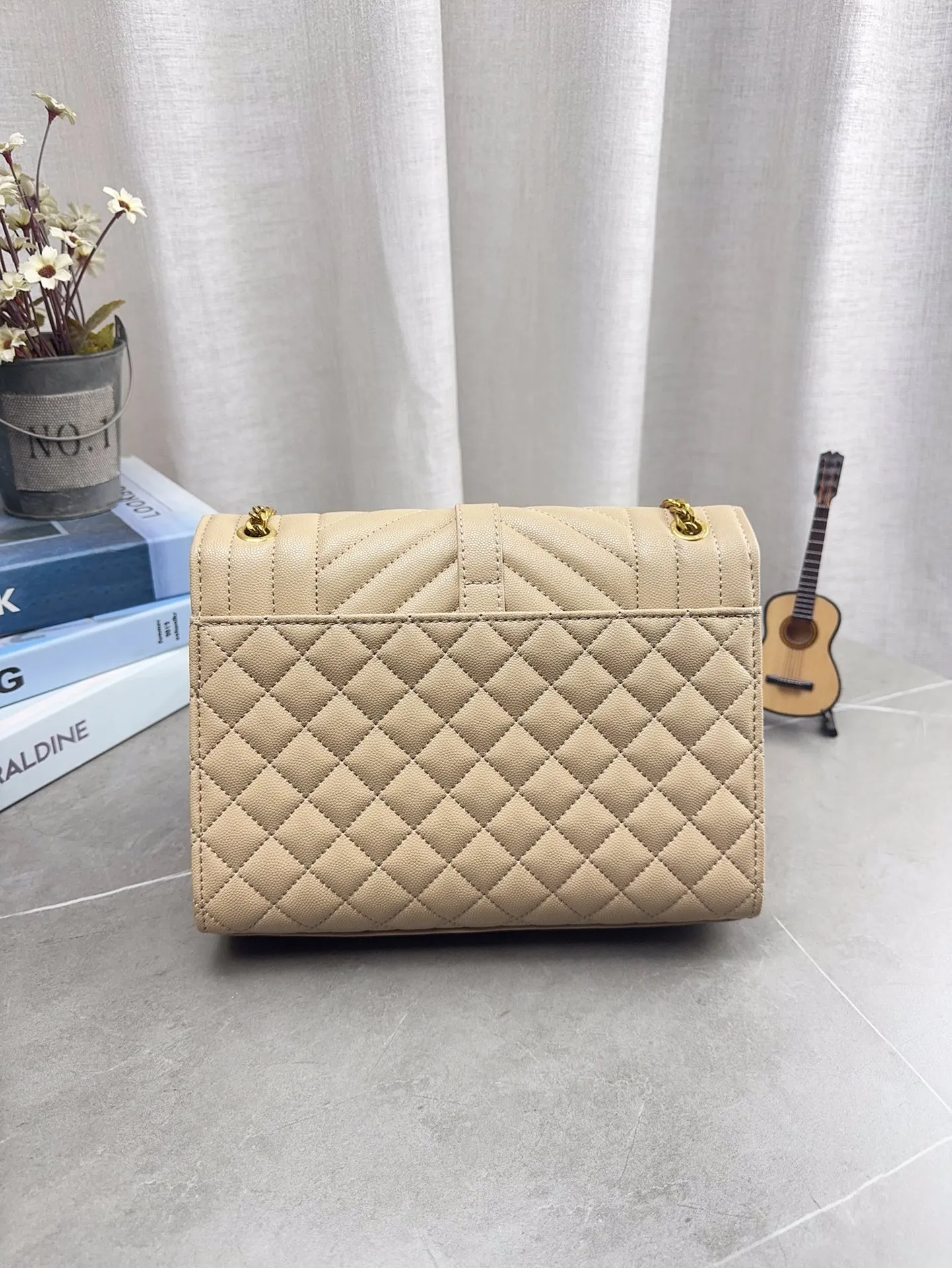 折叠礼盒包装 高品质YSL圣罗兰链条信封包 简约才是百搭公式。 复古又时髦,妥妥的街拍神器。 出街通勤都可。 容量很大,可肩背、斜挎。 搭配很显高级感。 是帅气女孩不可缺少的一款经典存在。 尺寸24*17cm p150