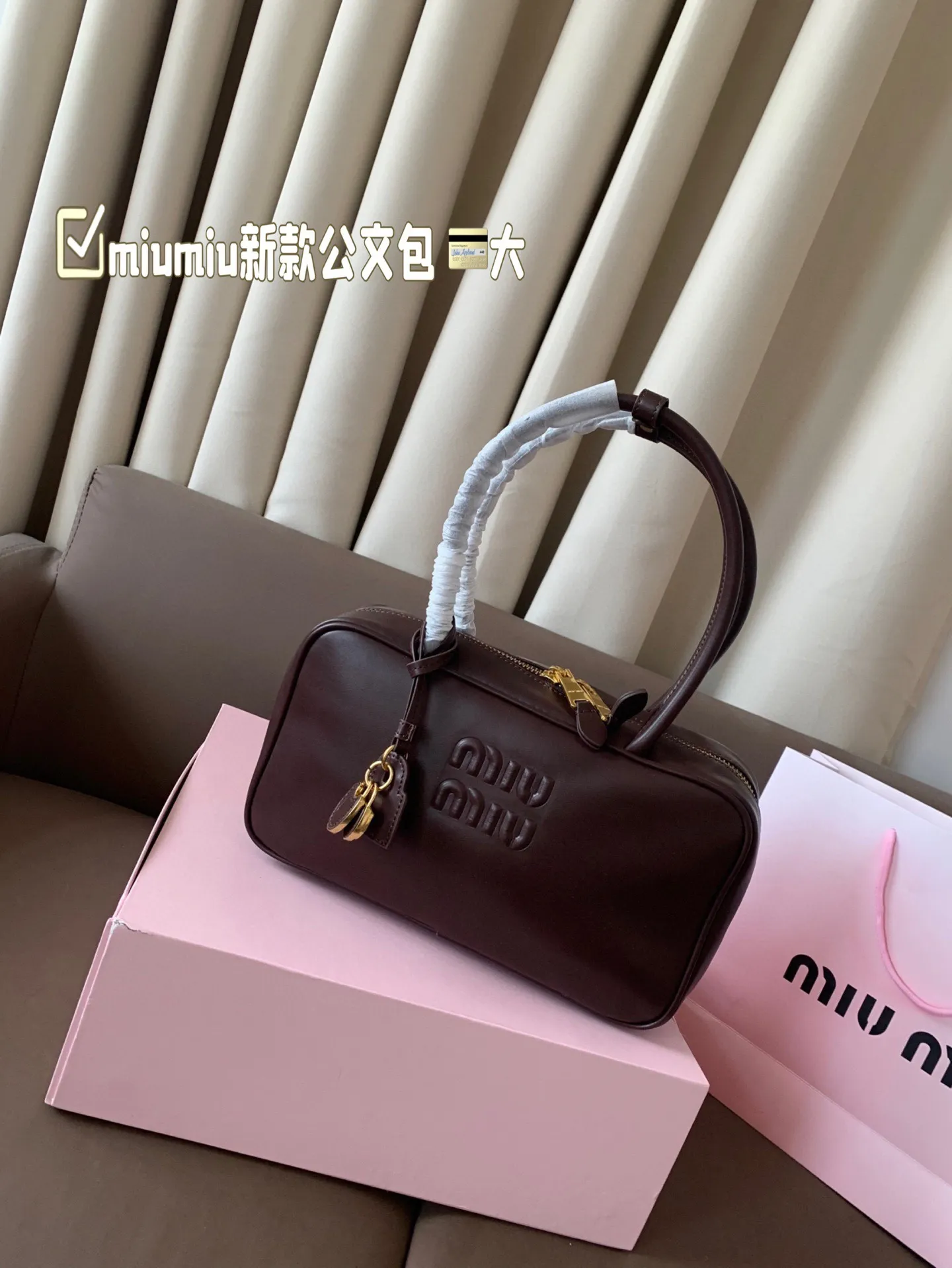 大P260 miumiu新款公文包 今年的风刮的太猛了 老多爆款了！ 这款的版型太受欢迎！ #miumiu 这一季不管是单肩包 #miumiu包 还是托特包都超级可爱！ 尺寸 大29*17