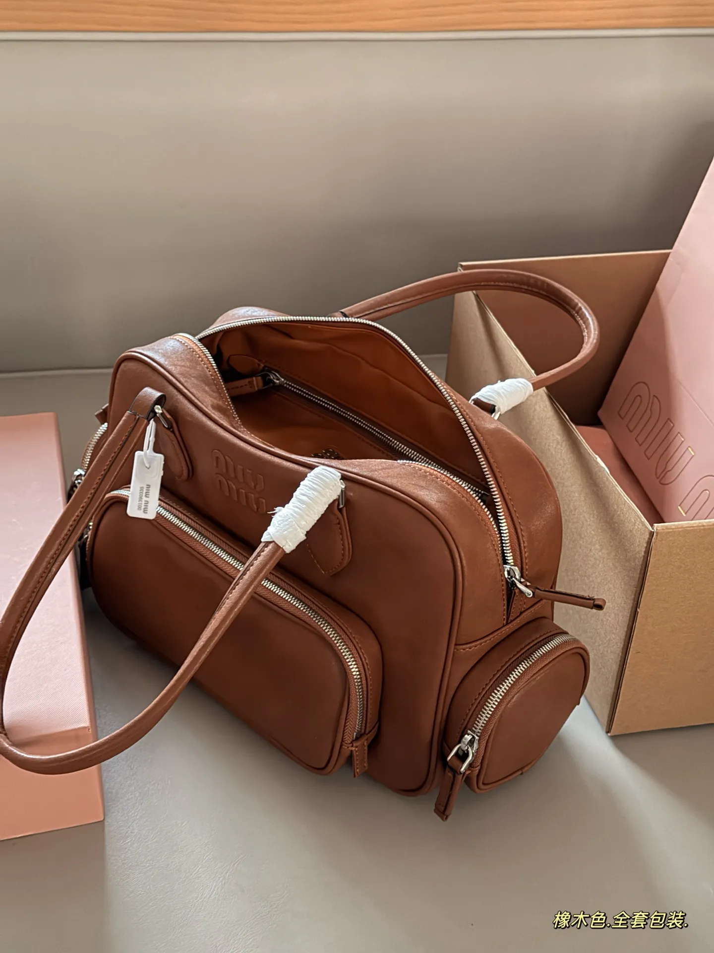 💰310 配全套包装 牛皮 size：38*16cm miumiu 新的小机车包 一眼爱上 皮质是耐用的微雾面肌理， 更复古哦！ 请把这只miumiu机车包焊在我肩上