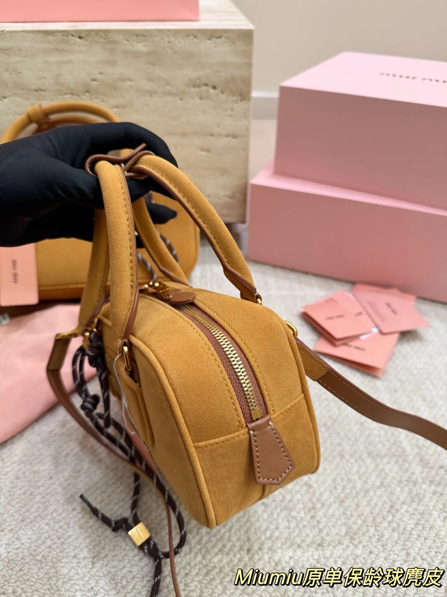 复刻版 麂皮 P200 P190 miumiu限定款保龄球包 简单又好看 miumiu而且超级实用, #miumiu新款包包 尺寸大号28 16cm 小号23 14cm