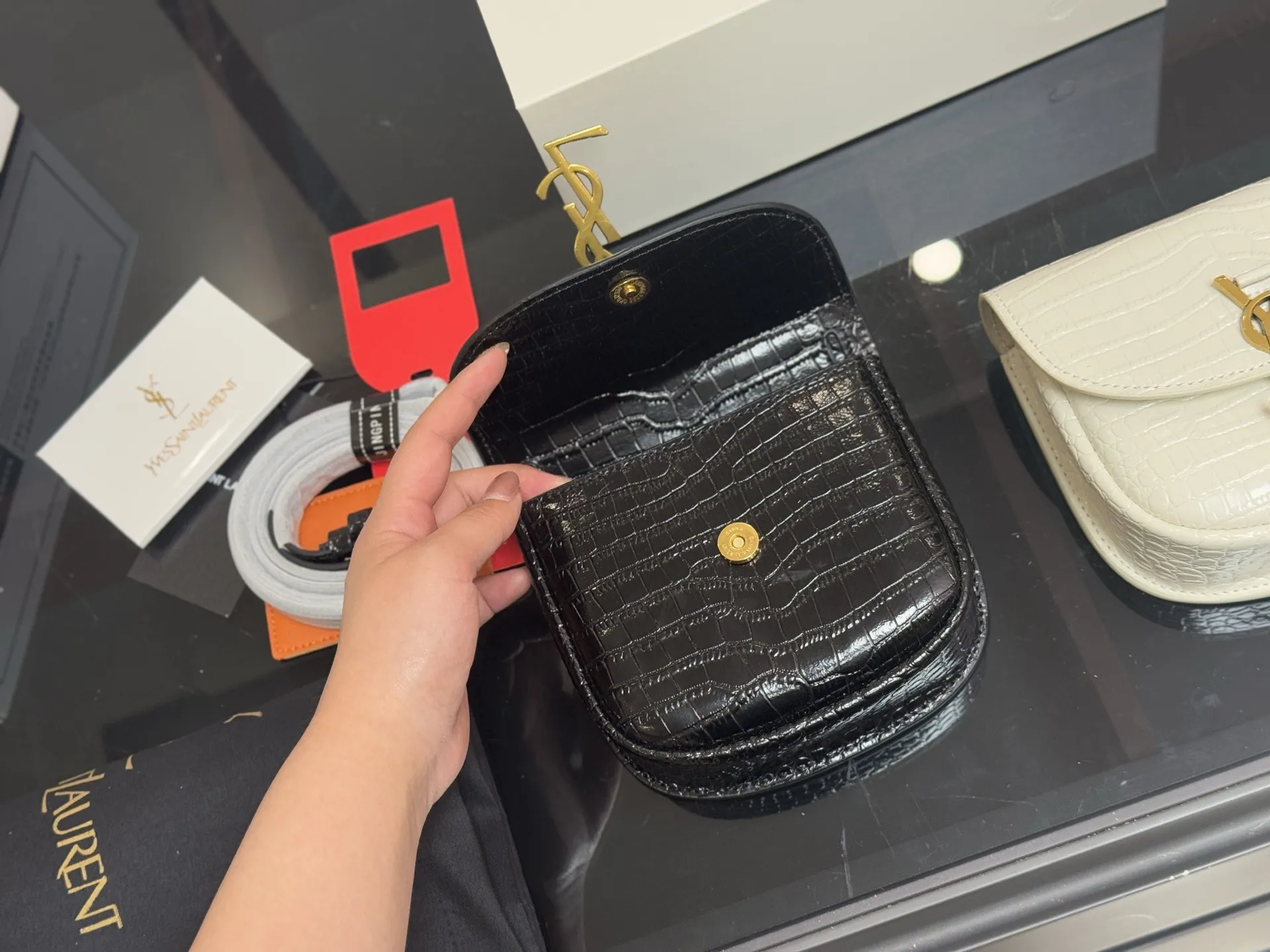 &yen;140 配折叠盒飞机盒 尺寸:17cm 圣罗兰 Kala马鞍 很好看啊啊啊 这款绝对是ysl的鼻祖！ 牛皮品质！ 太STALY！