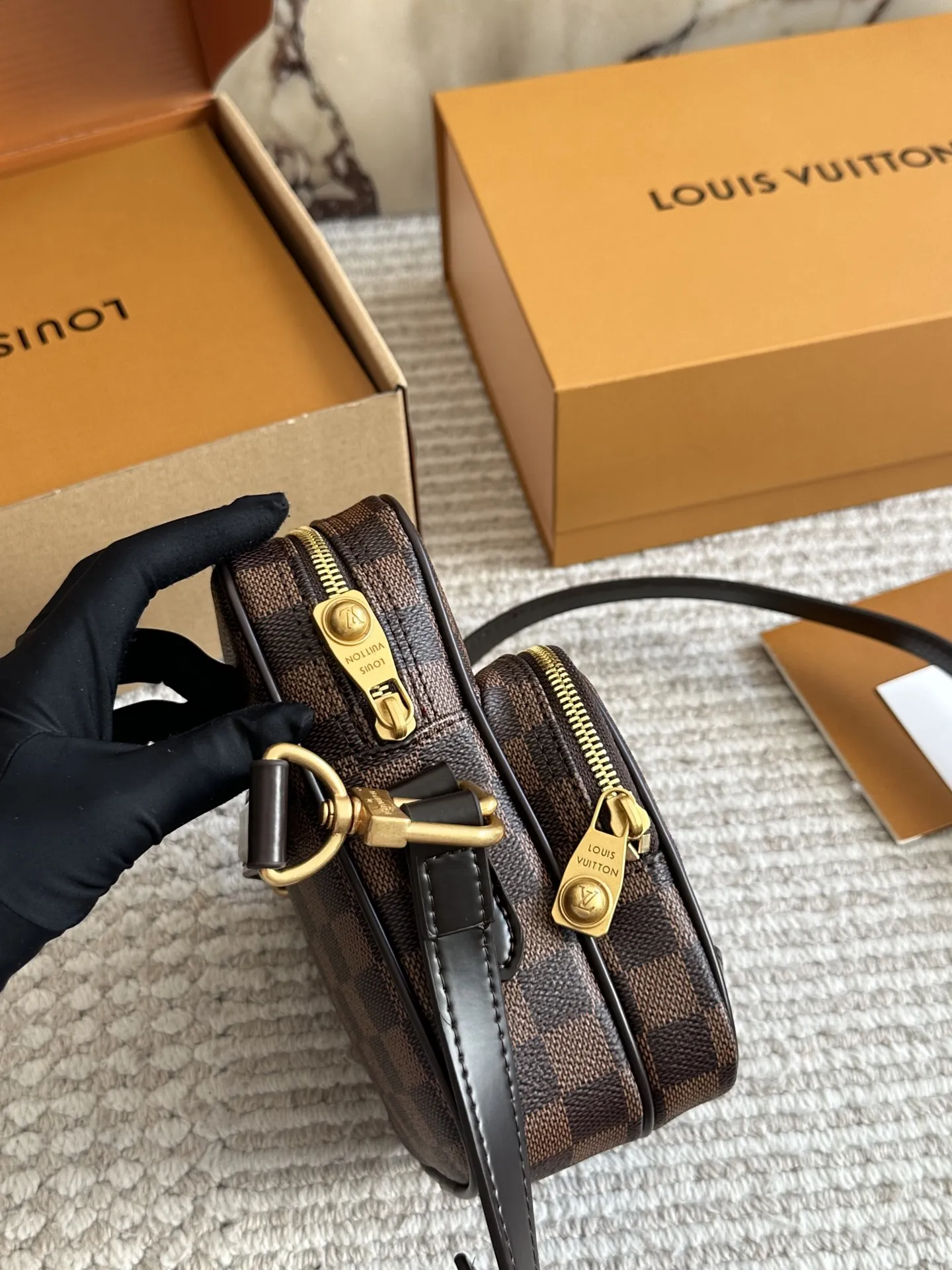 LV手机包相机包p200 M14014老花這款時尚的Amazone斜背袋以Monogram帆布襲作配有復古皮革護角雙邊和可拆式肩帶Pharrell William以1980年代為靈感創作出這款精繳小巧的斜背袋完美糅合復古魅力和精繳現代風格手袋配備珍珠拉鏈頭更設有可調節長度的肩帶，攜帶時倍感舒適size: 20x13.5x8cm #LV手机包#新款包包#美包分享#迷你