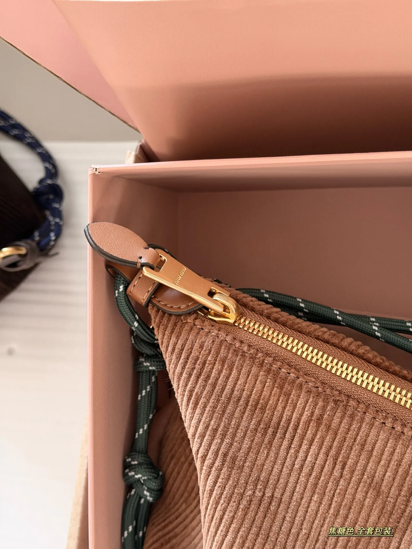 💰 190 配盒 size:底宽18*15cm miumiu 灯芯绒小饭盒~ 自带冲浪绳!! 秋冬氛围感拉满 性价比之王 休闲百搭的饭盒包又来噜!!