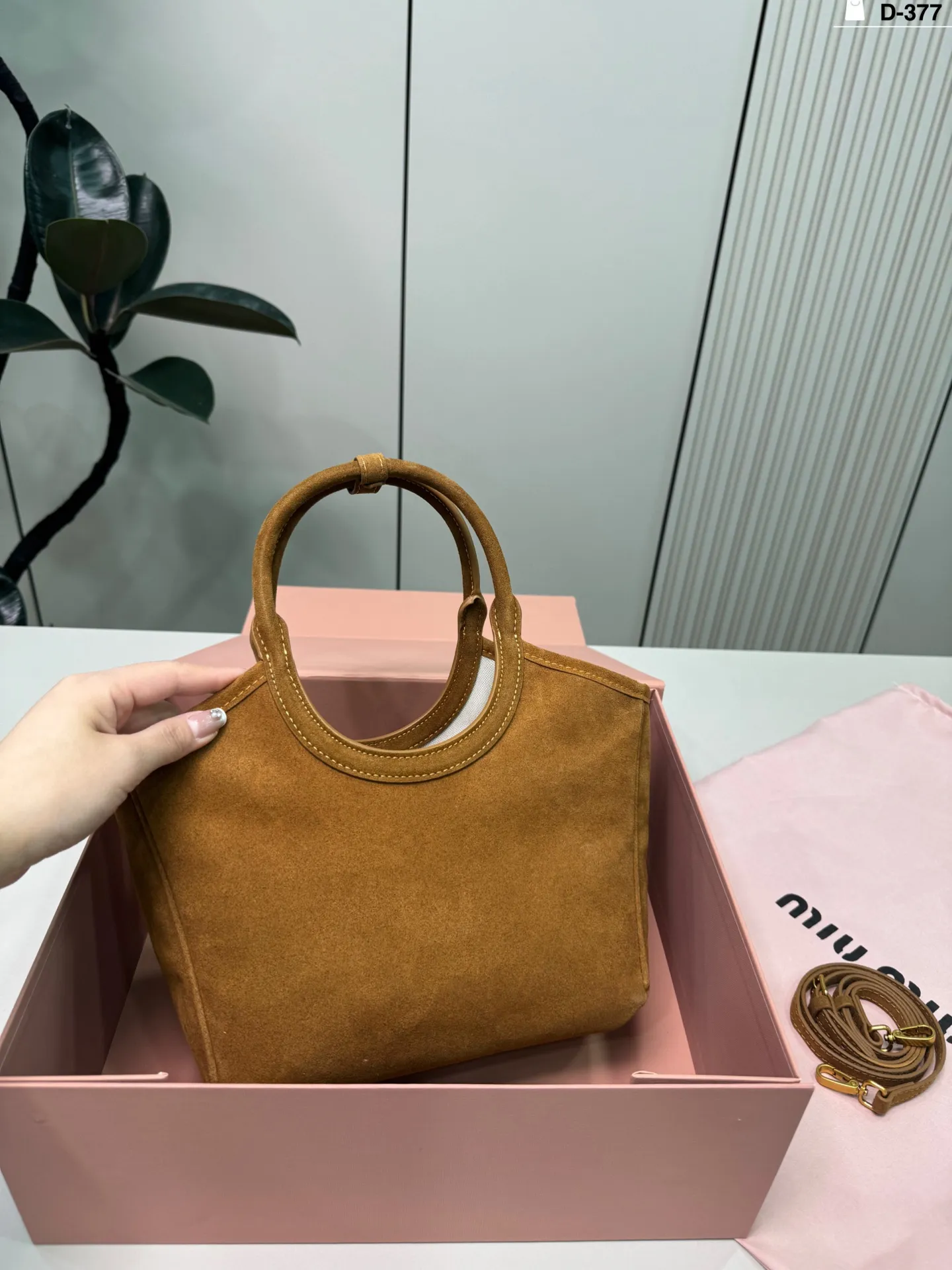 💰p165 D-377尺寸22×18折叠盒 Miu Miu Ivy手袋, 简约复古风满满! 通勤休闲都能搭。 秋冬穿搭必备,轻松提升造型感。尺寸适中,实用又时髦,是Miu Miu热门单品,时髦精们都在入手!